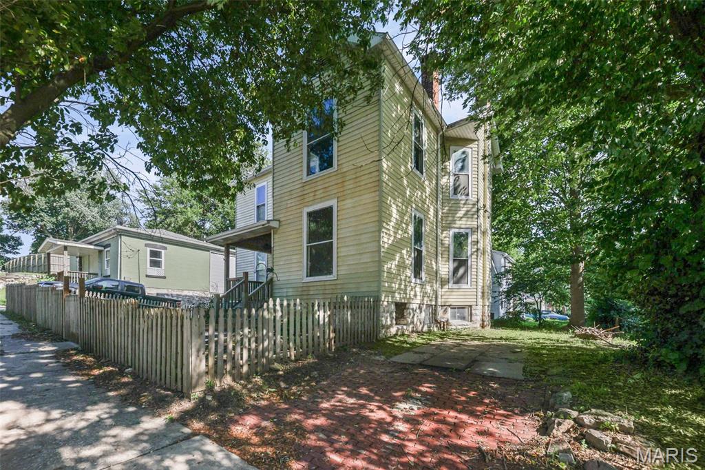 407 E 9th Street