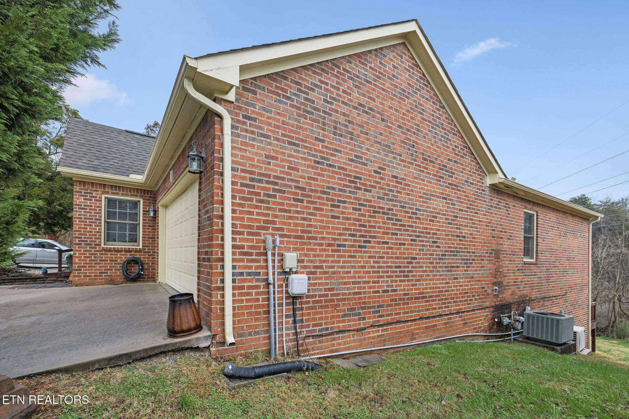 8414 Woodbend Tr