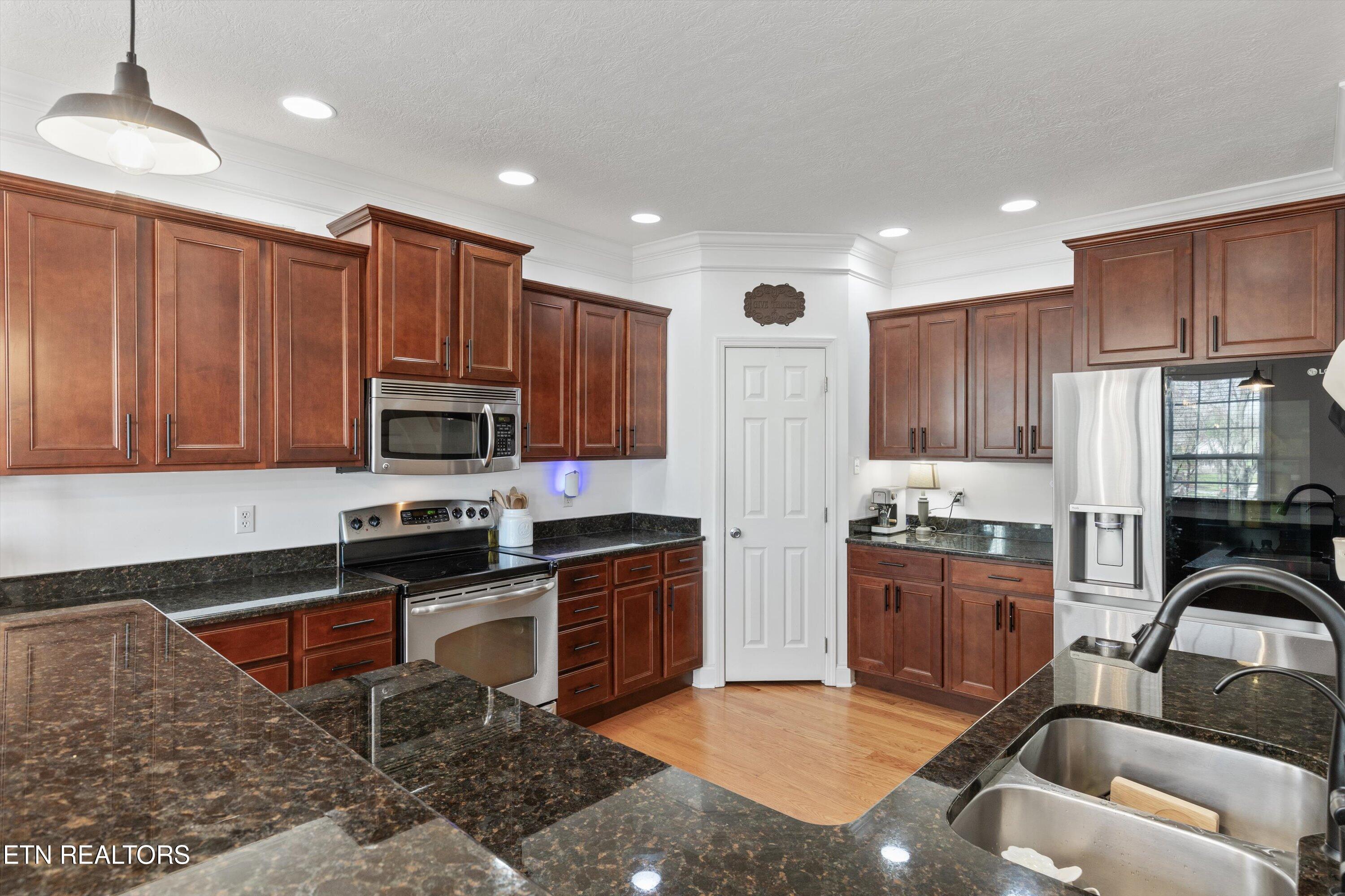 628 W Glenview Drive