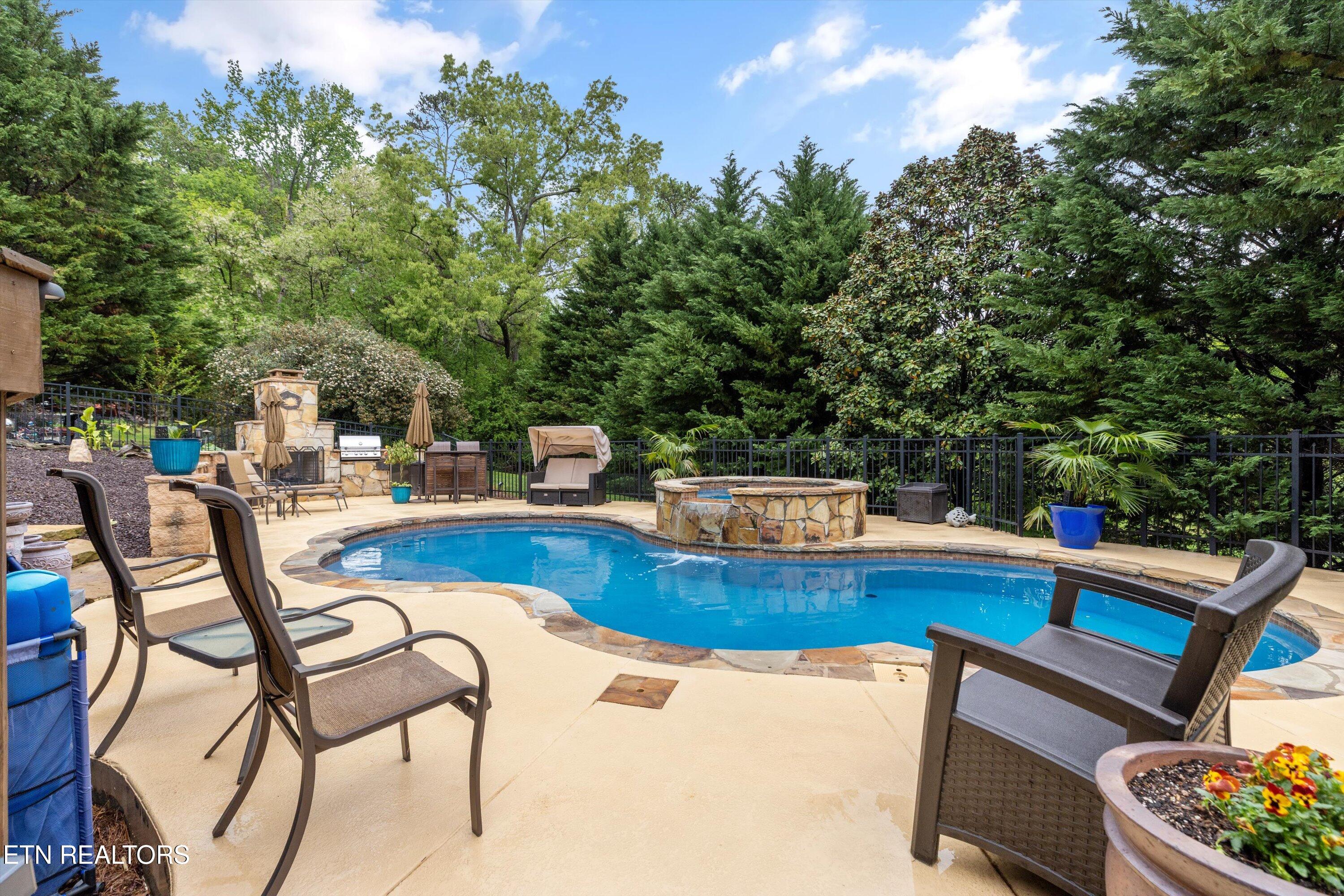 1216 Hollow Ridge Lane