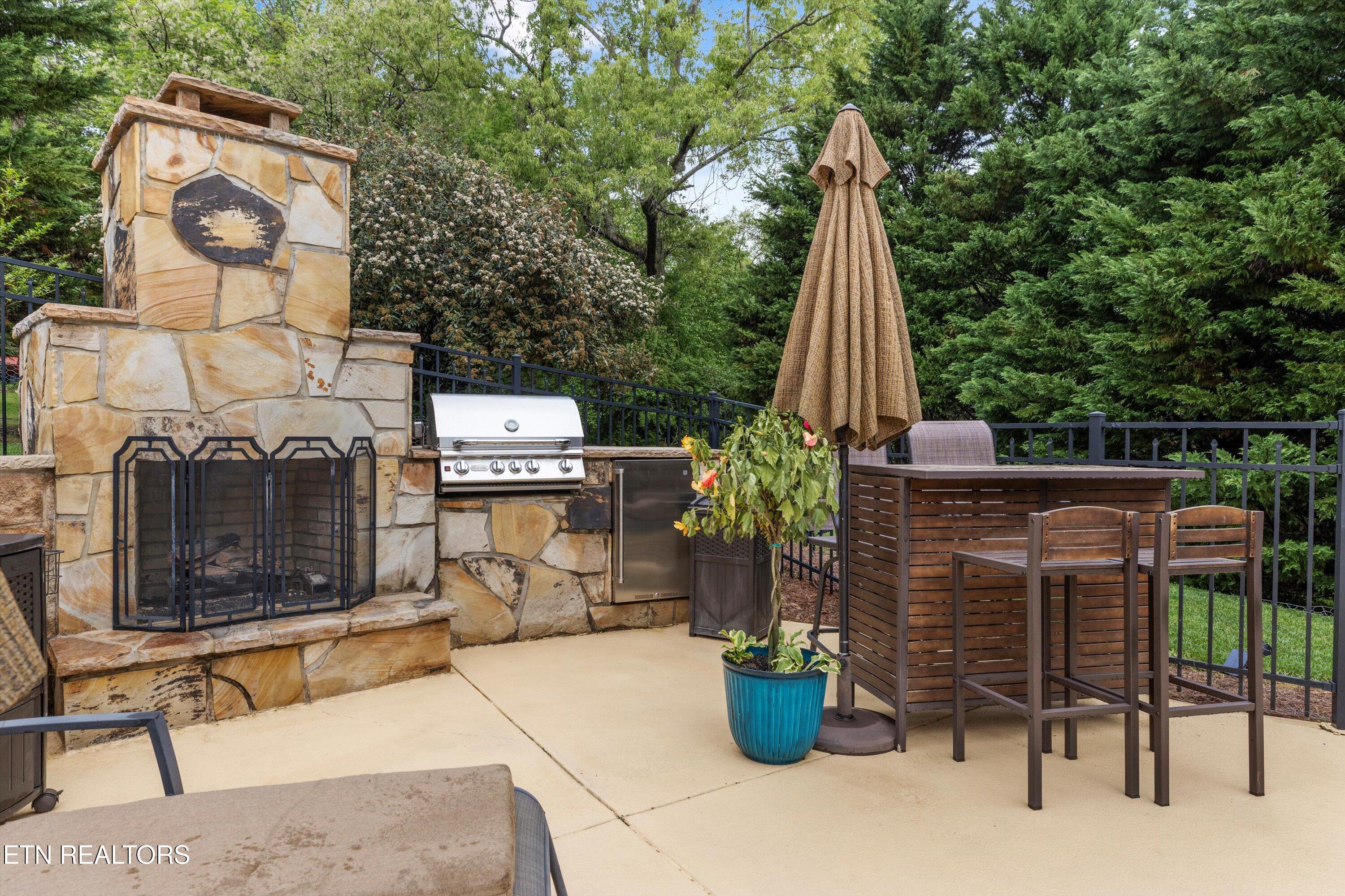 1216 Hollow Ridge Lane