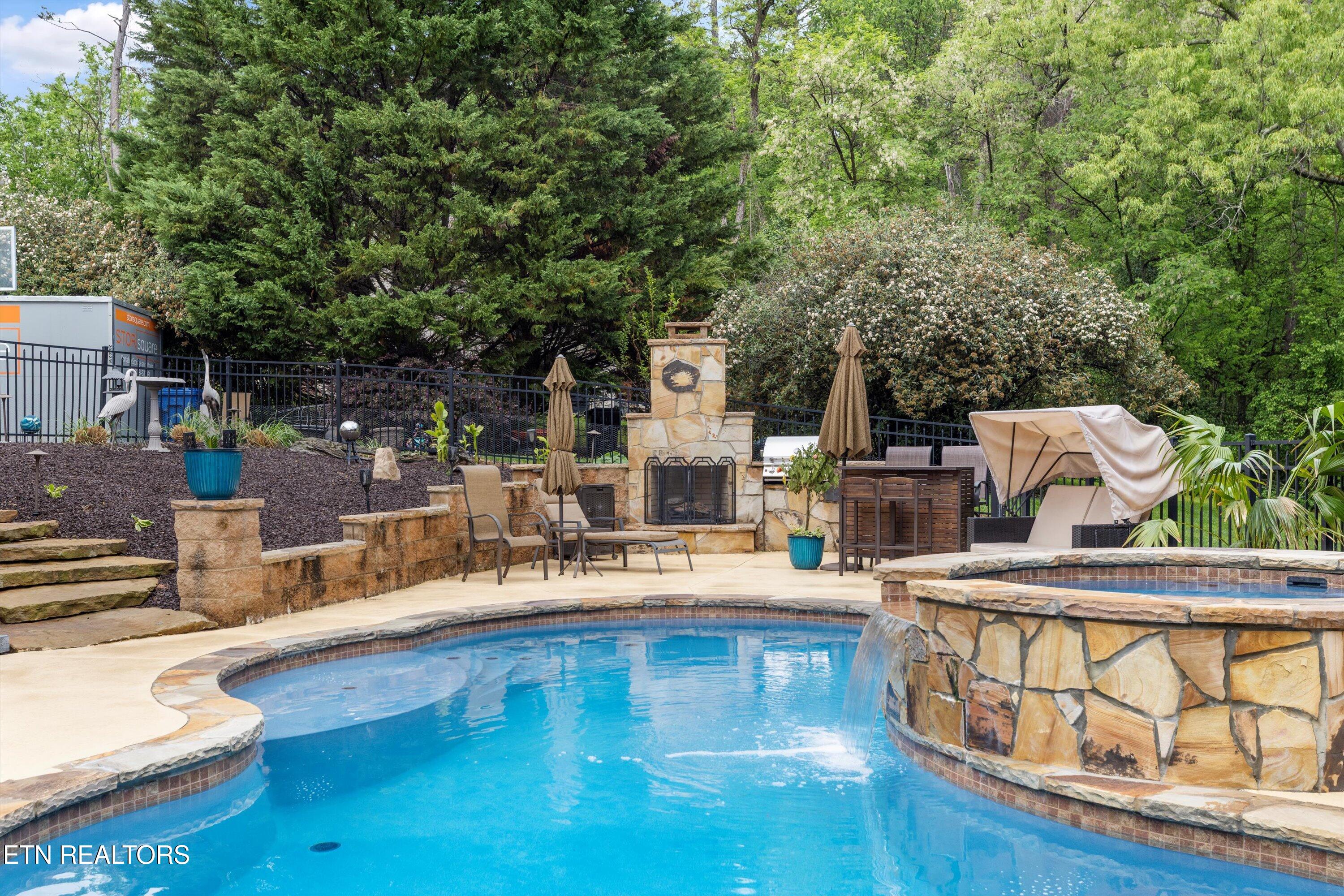 1216 Hollow Ridge Lane