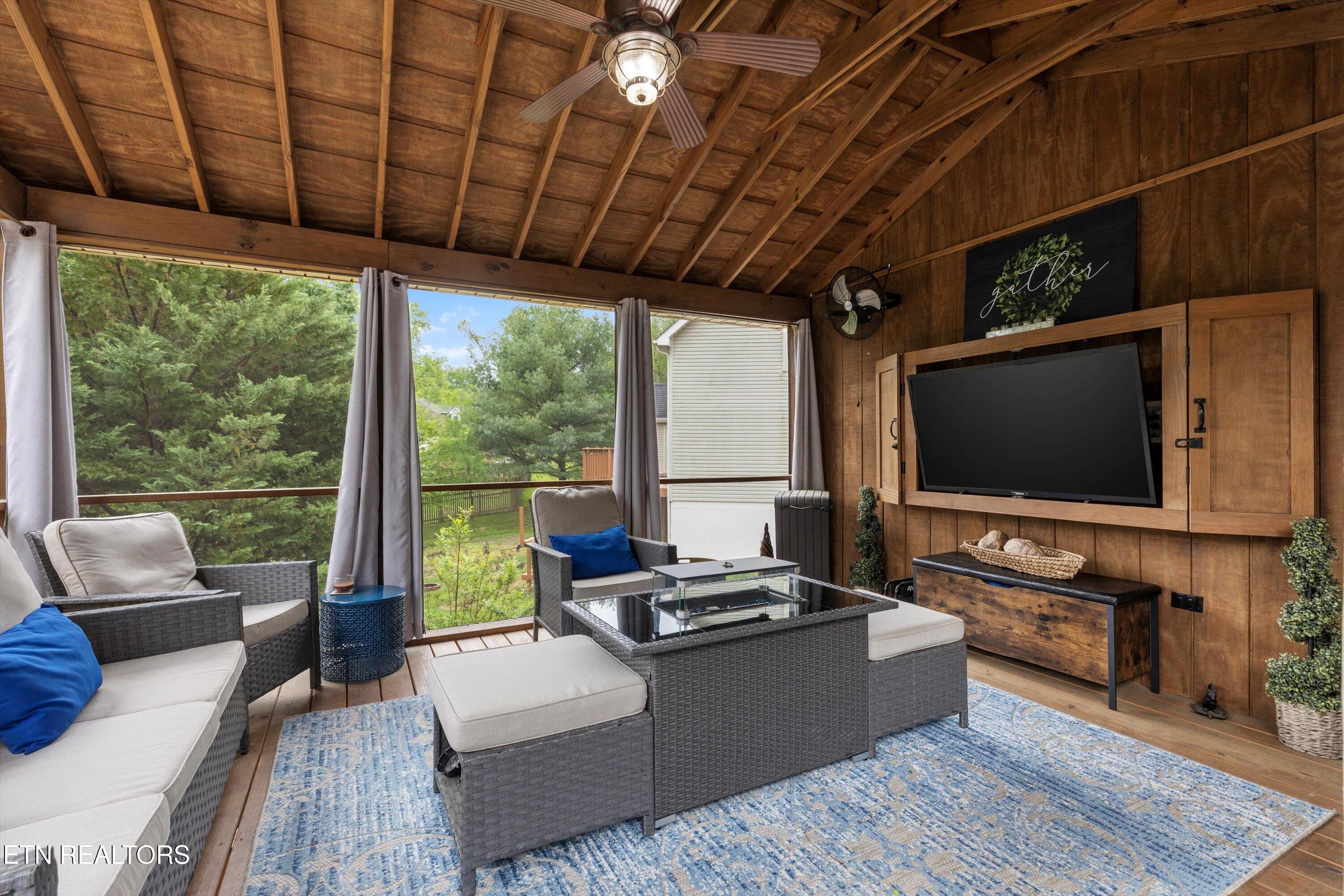 1216 Hollow Ridge Lane