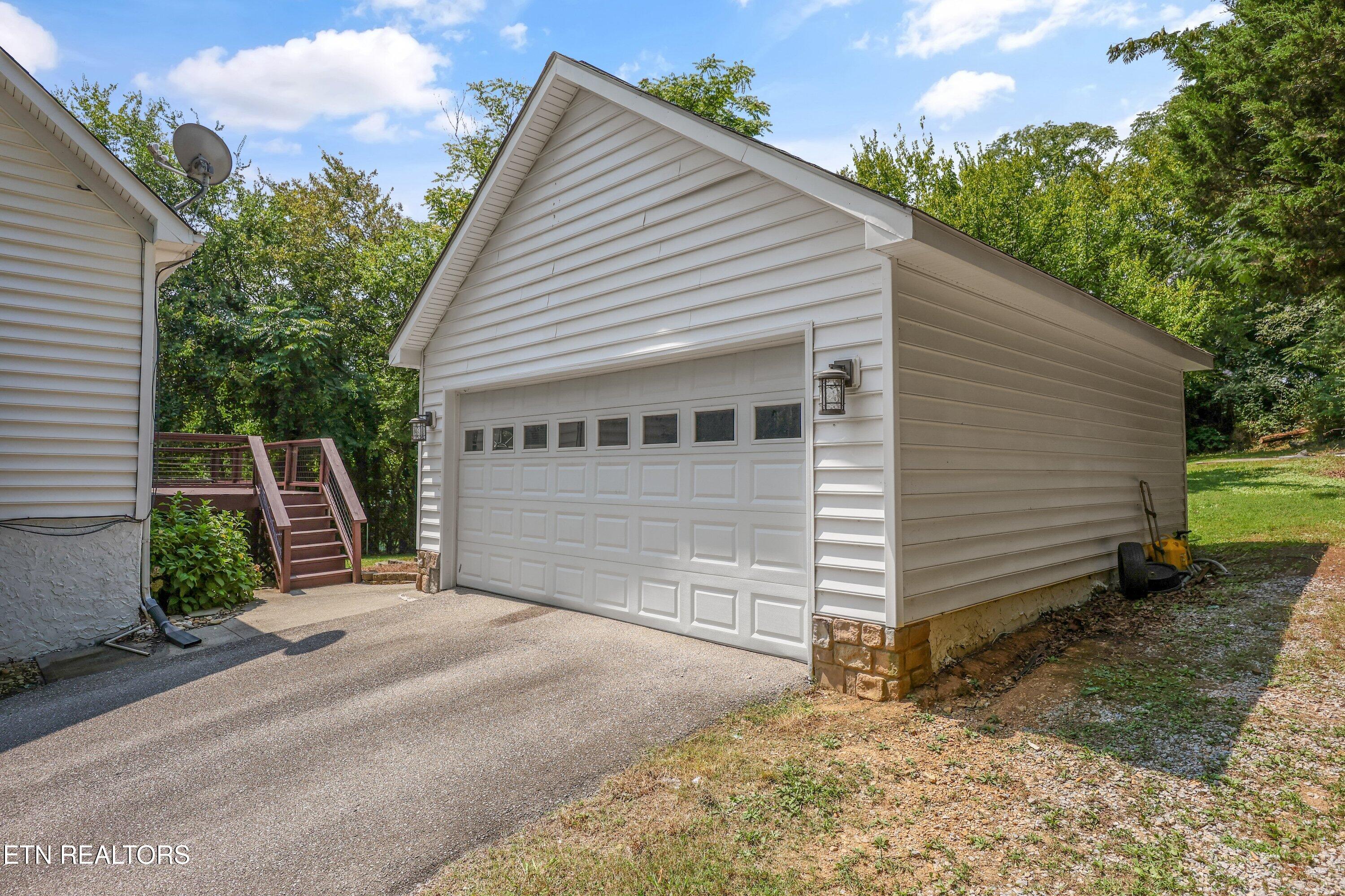 9913 Bluegrass Rd