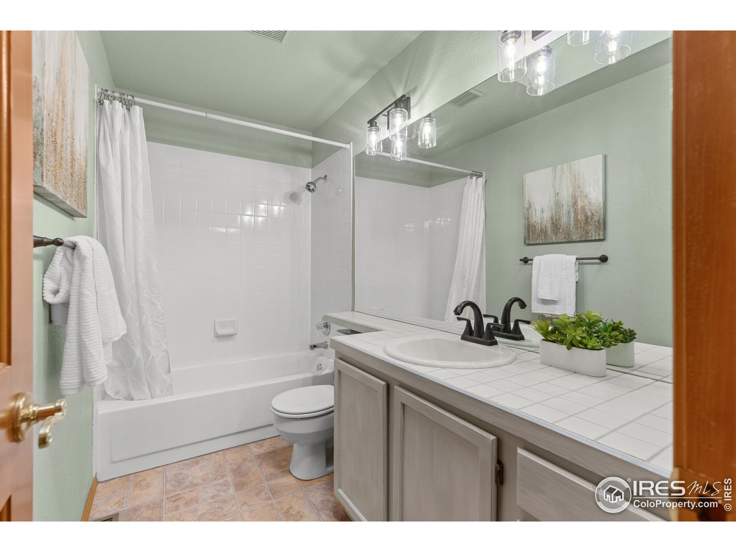 5562 High Country Ct