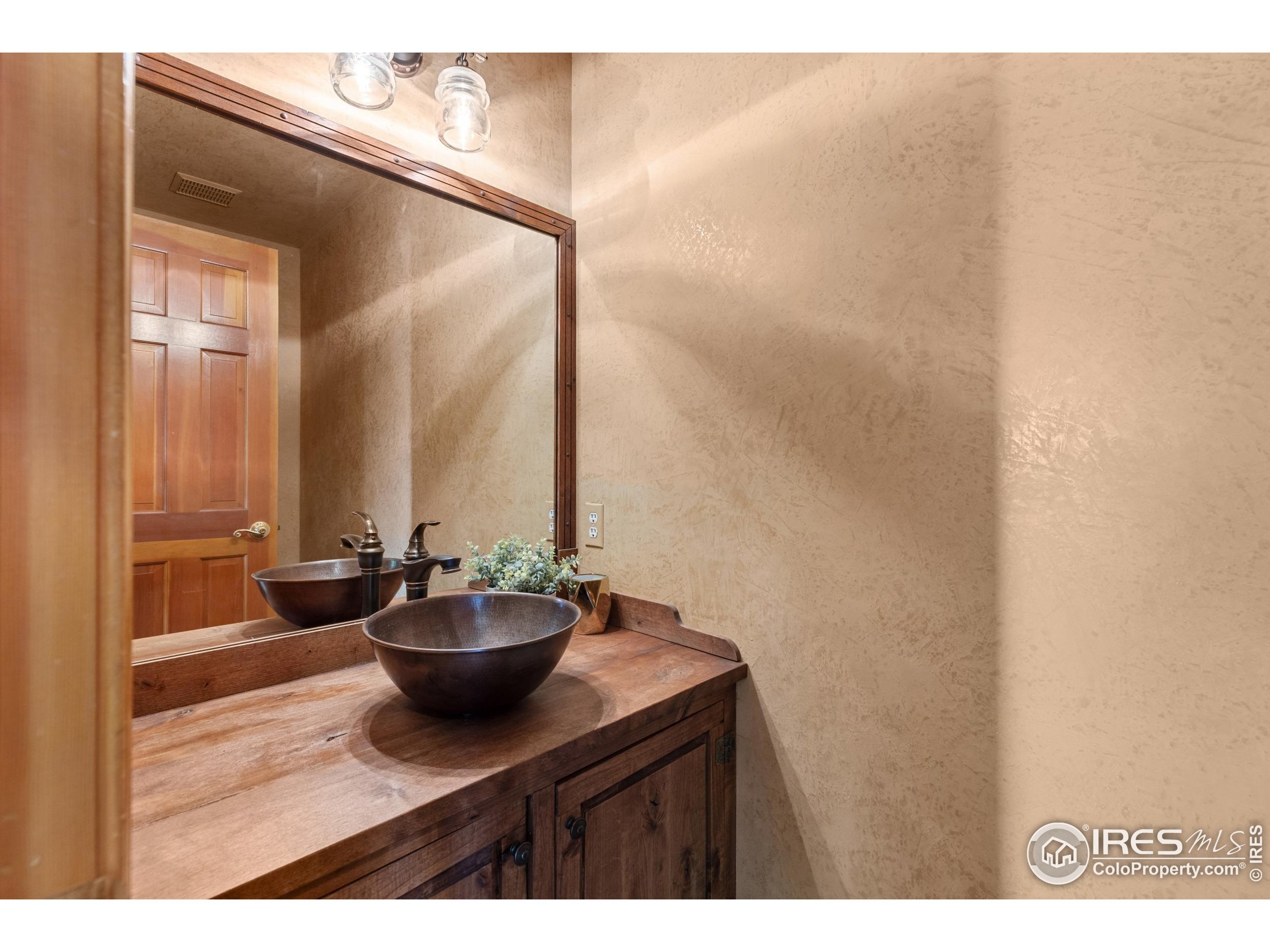 5562 High Country Ct