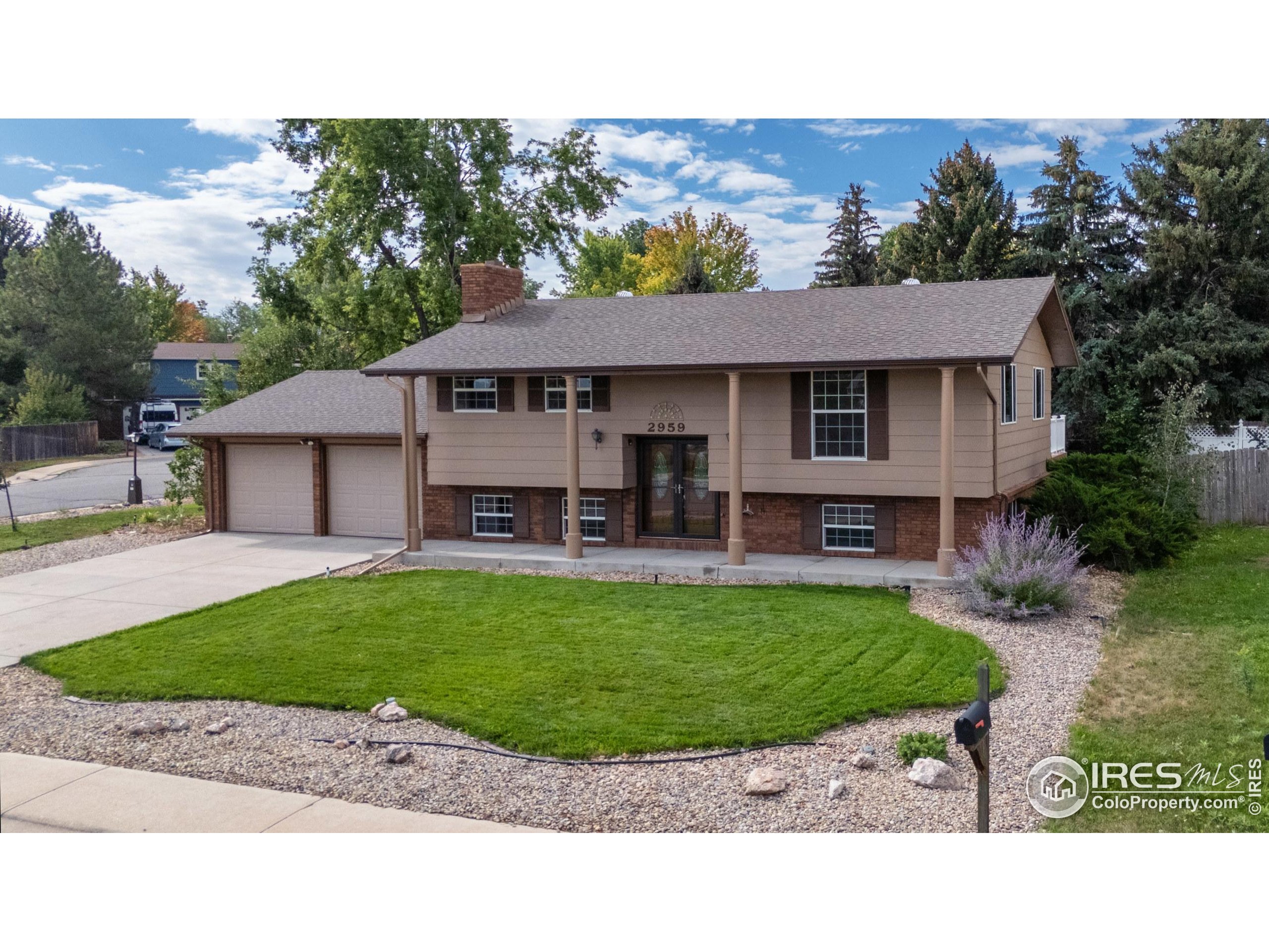 2959 Lakeshore Dr