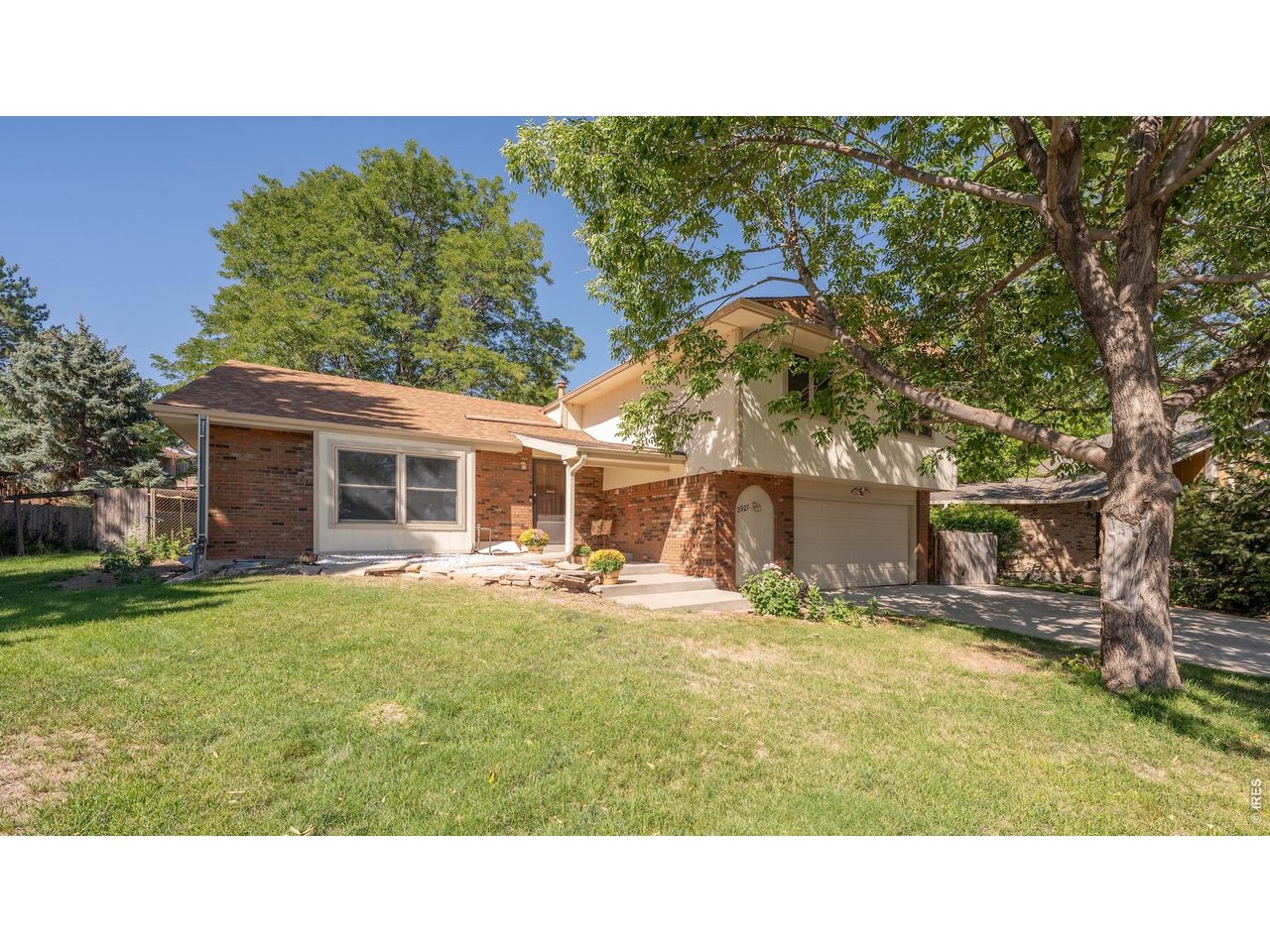 2927 Lakeshore Dr