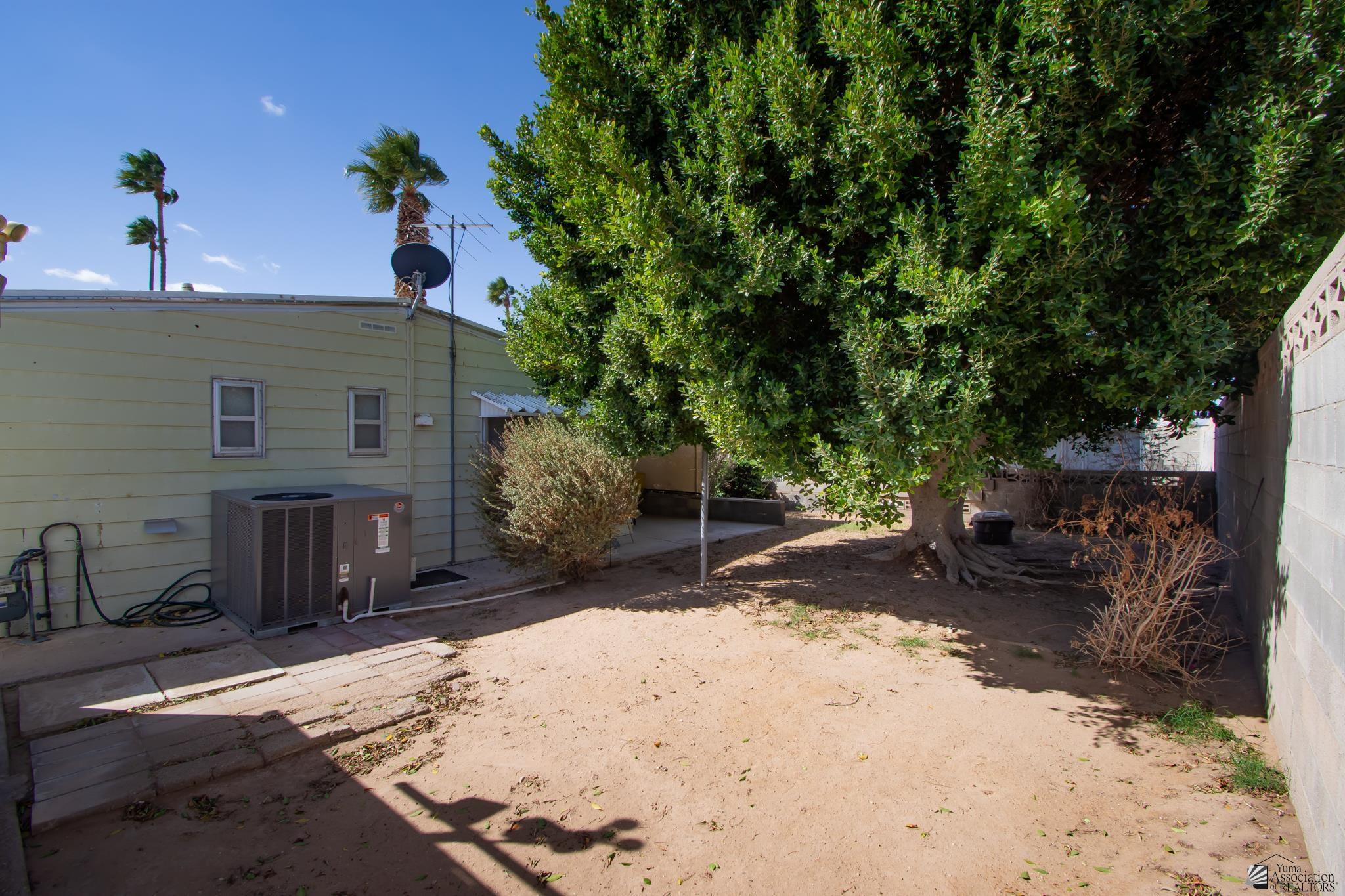 686 W Rainbow Ln, Yuma