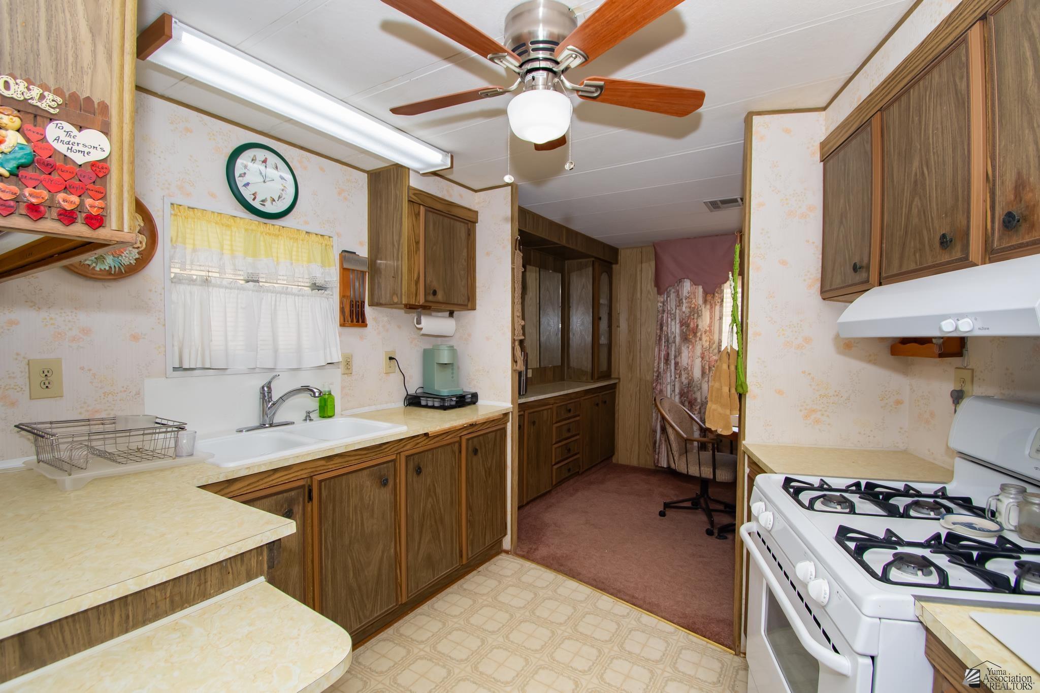 686 W Rainbow Ln, Yuma