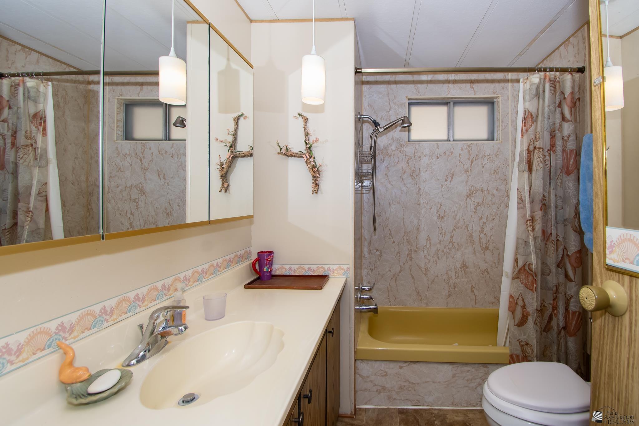 686 W Rainbow Ln, Yuma