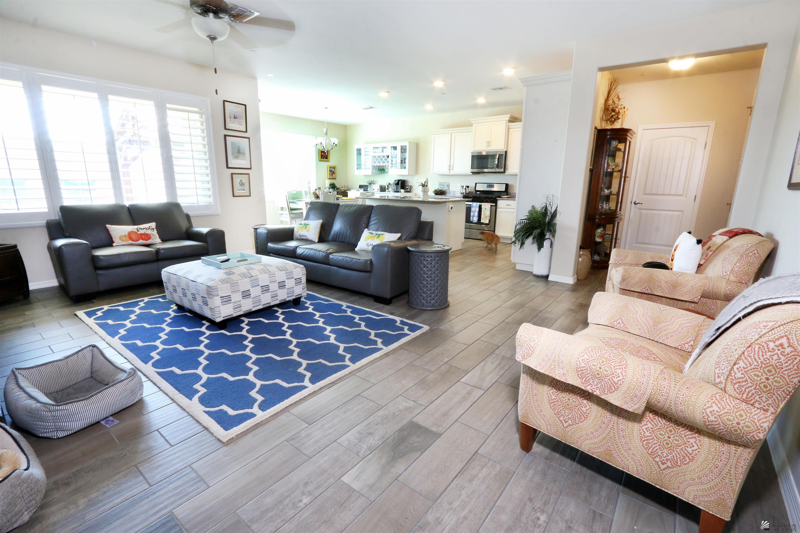 6015 E Morning Ln