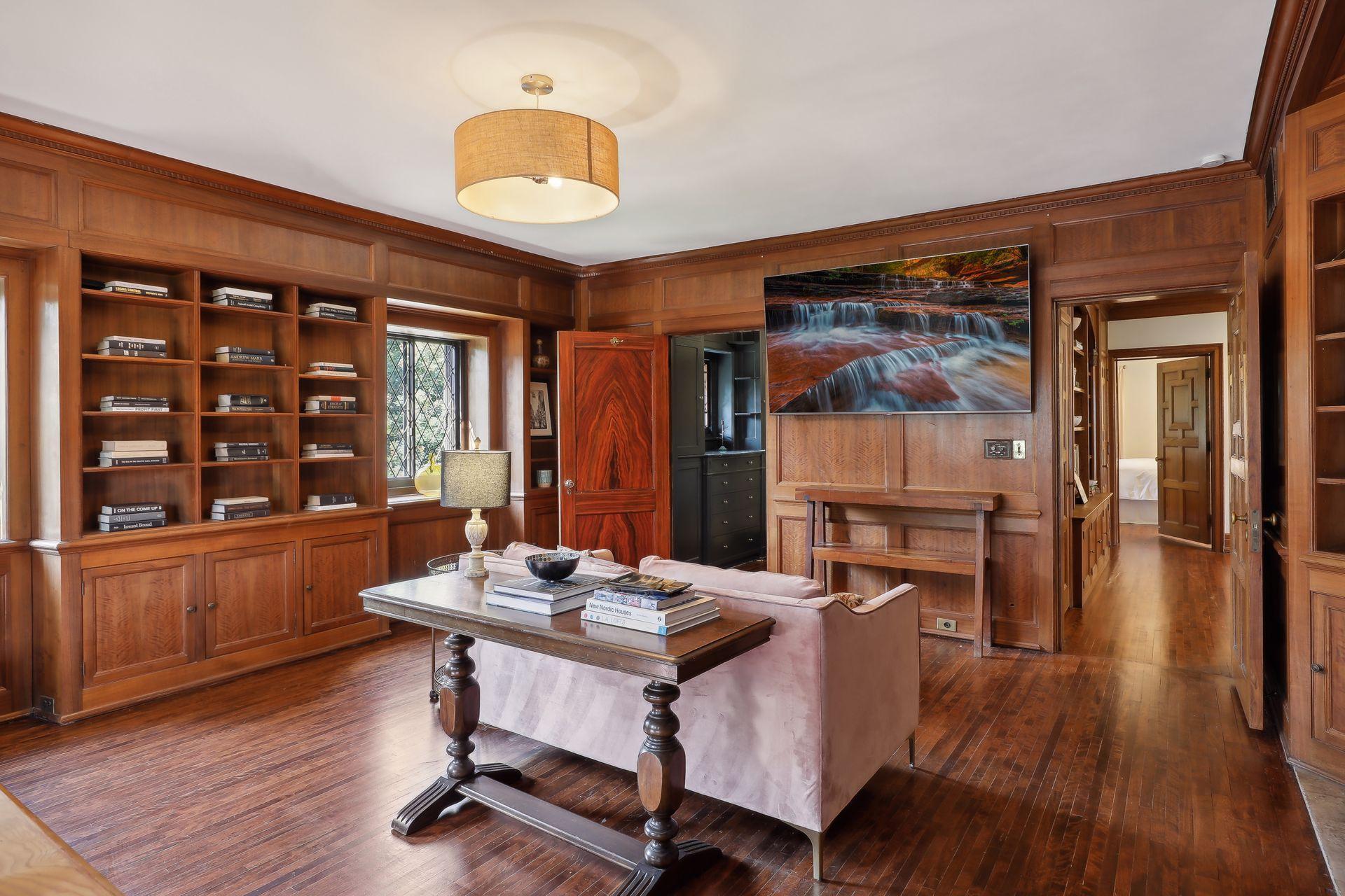 1606 Mount Curve Avenue