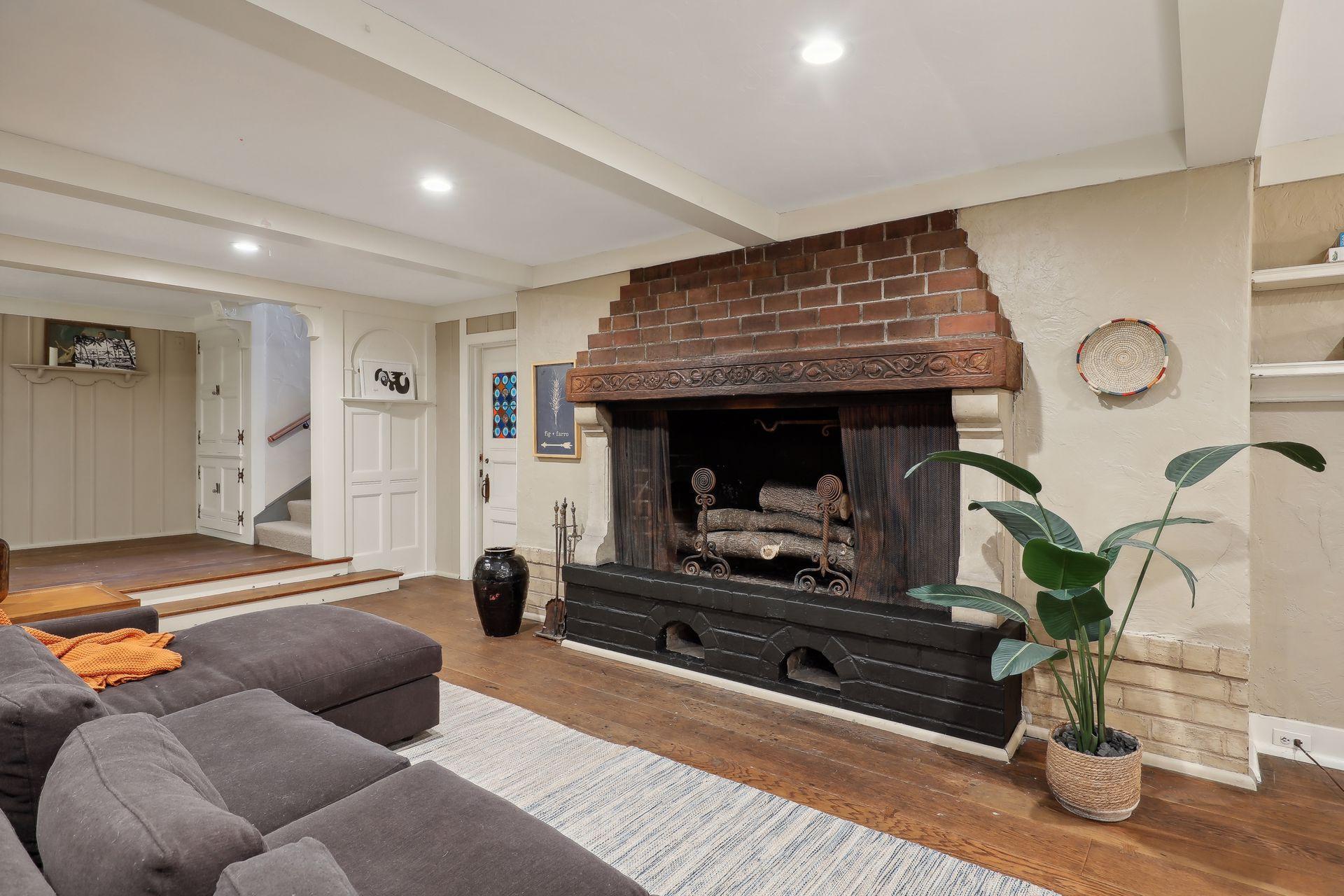 1606 Mount Curve Avenue