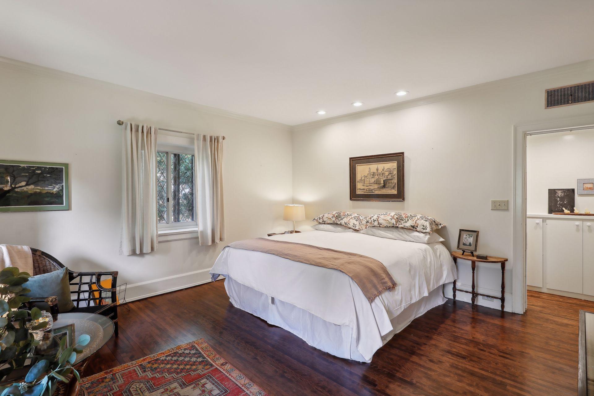 1606 Mount Curve Avenue