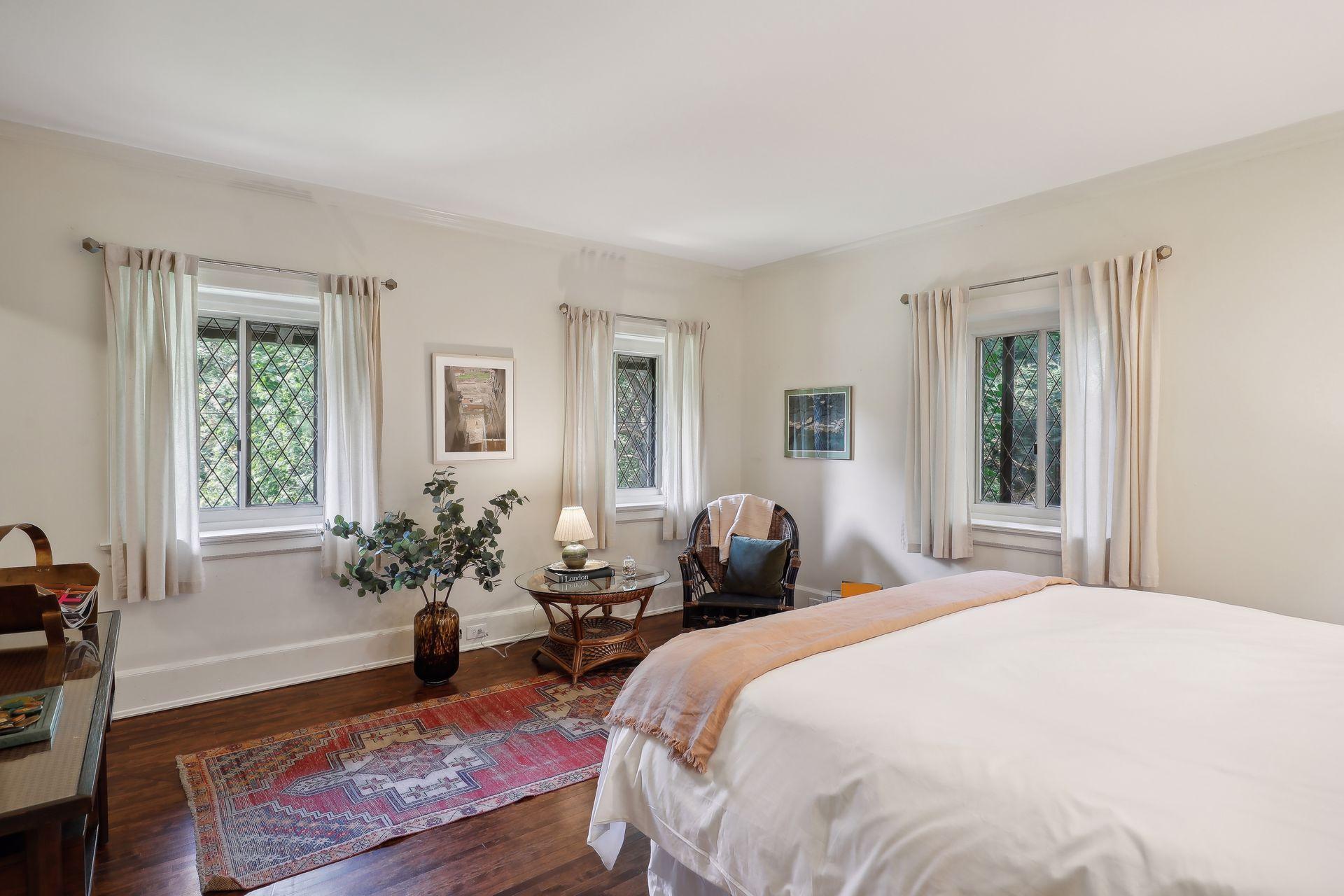 1606 Mount Curve Avenue