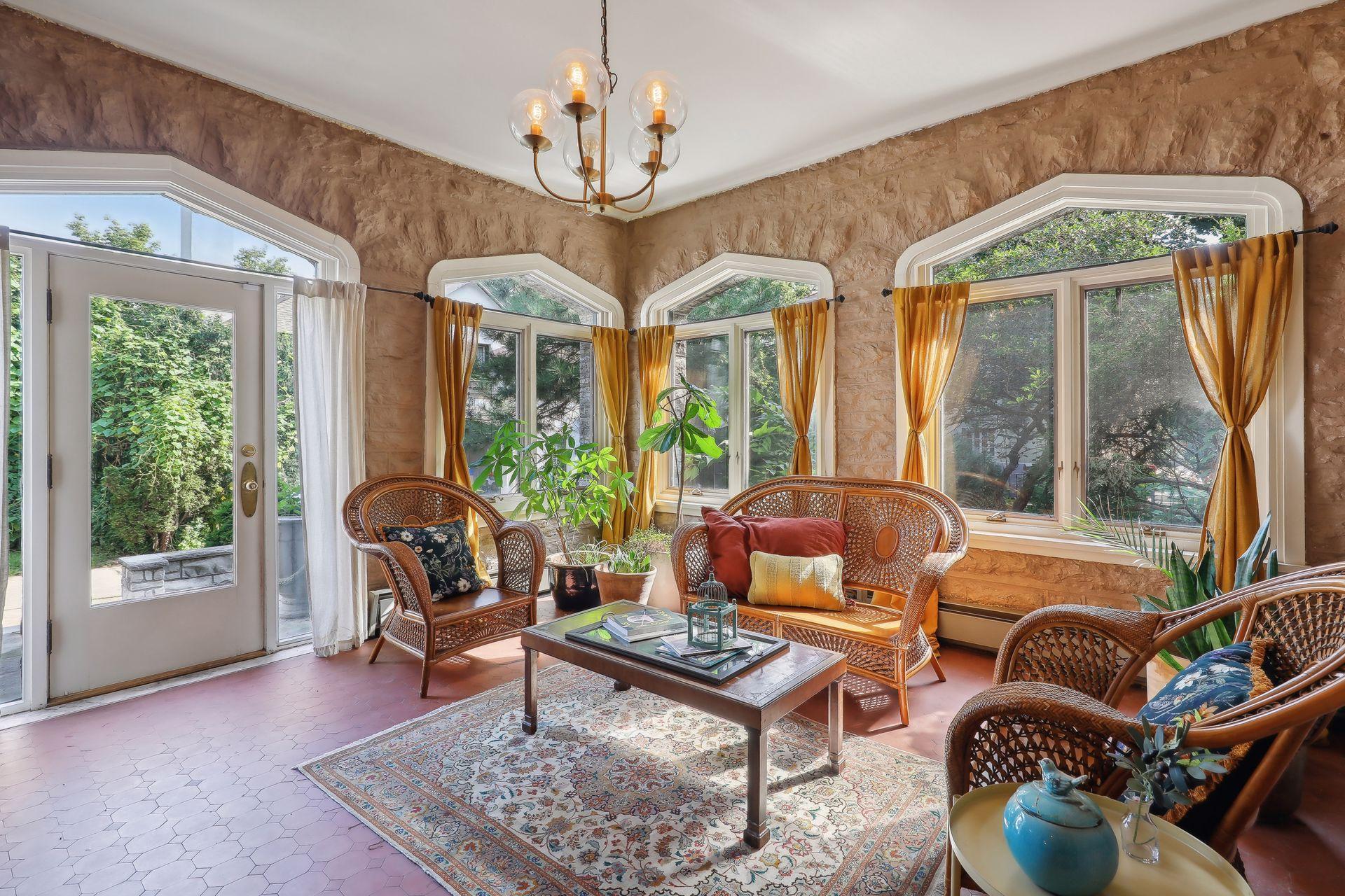 1606 Mount Curve Avenue