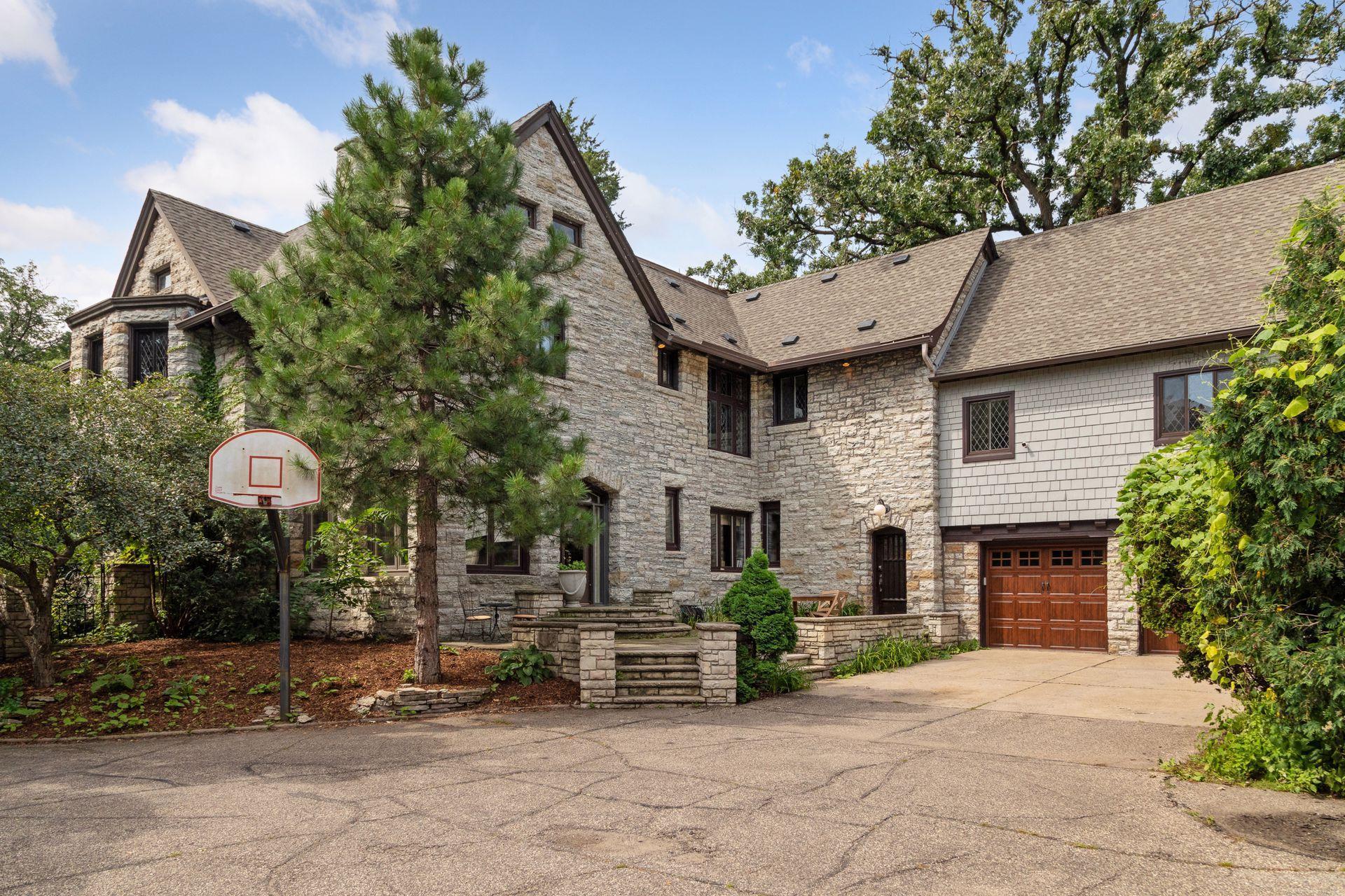 1606 Mount Curve Avenue