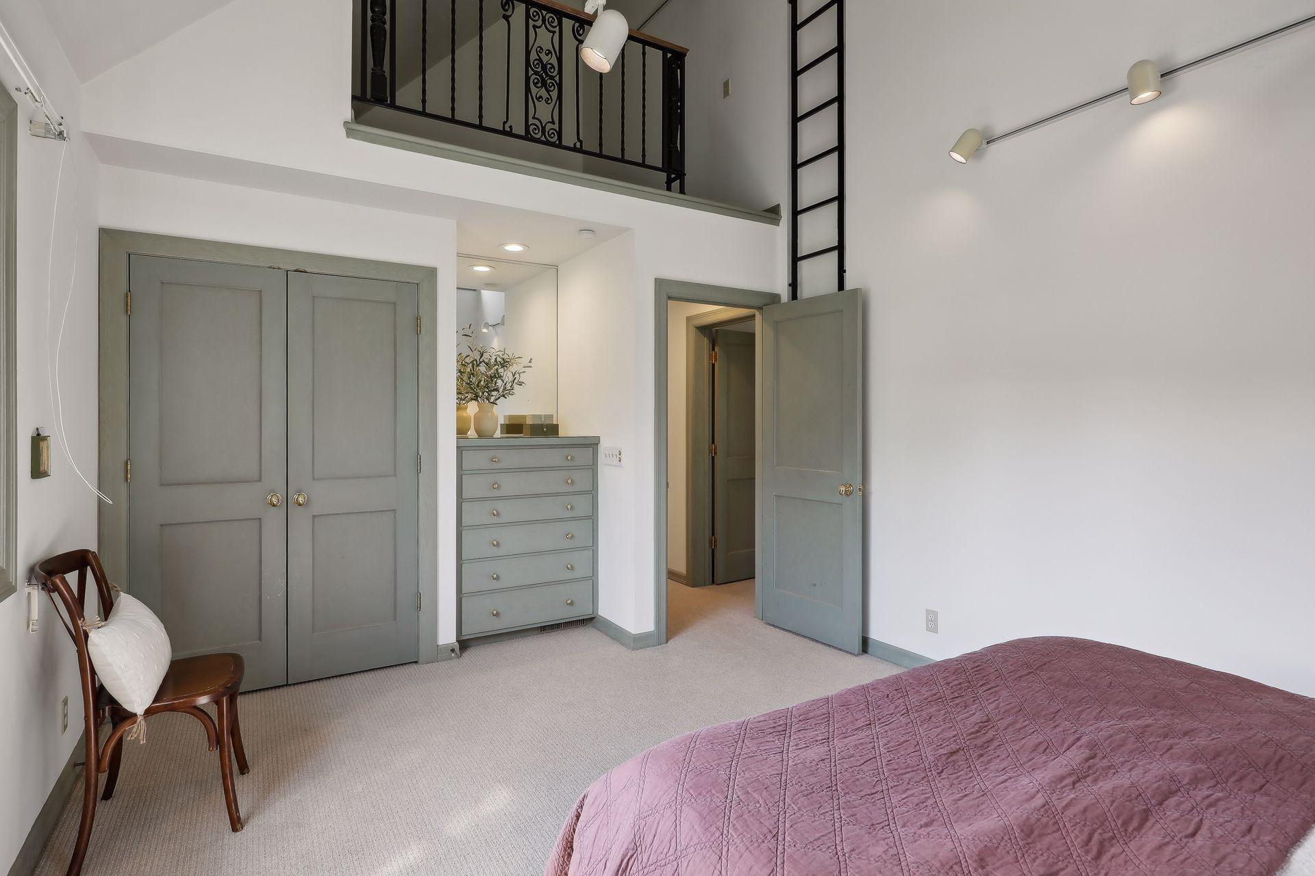 1606 Mount Curve Avenue