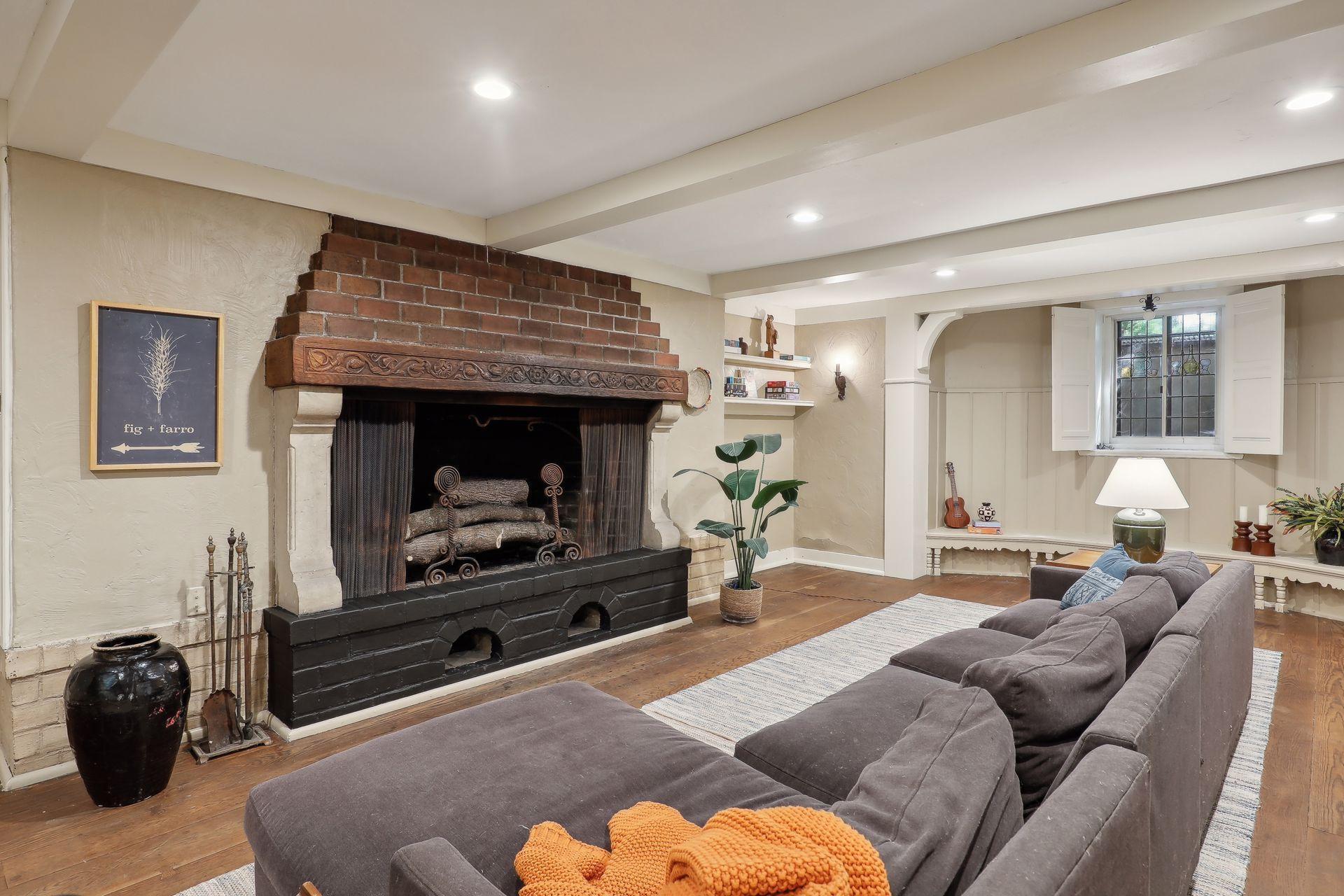 1606 Mount Curve Avenue