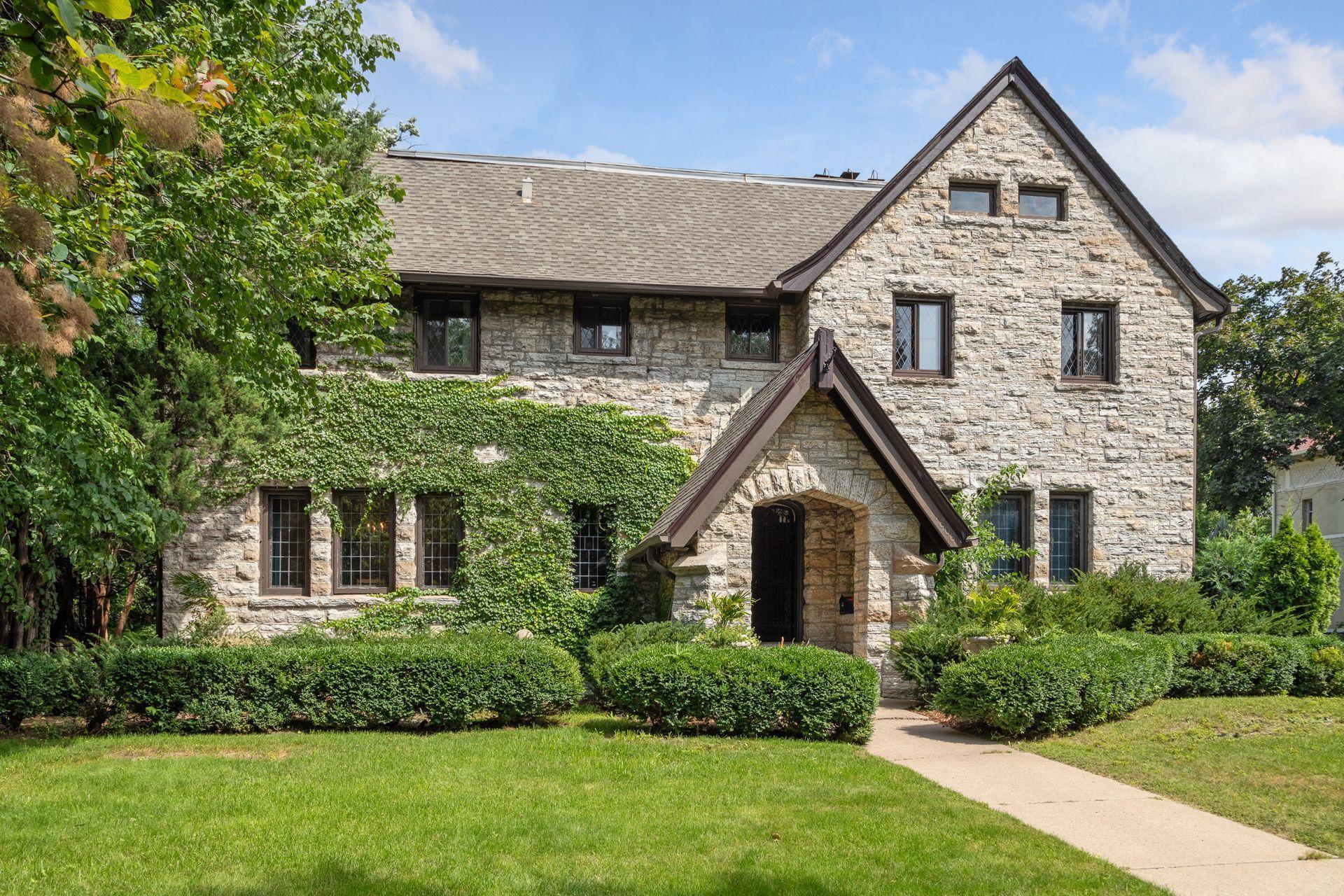 1606 Mount Curve Avenue