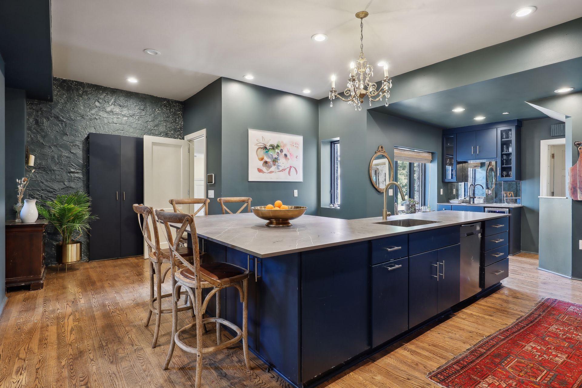 1606 Mount Curve Avenue