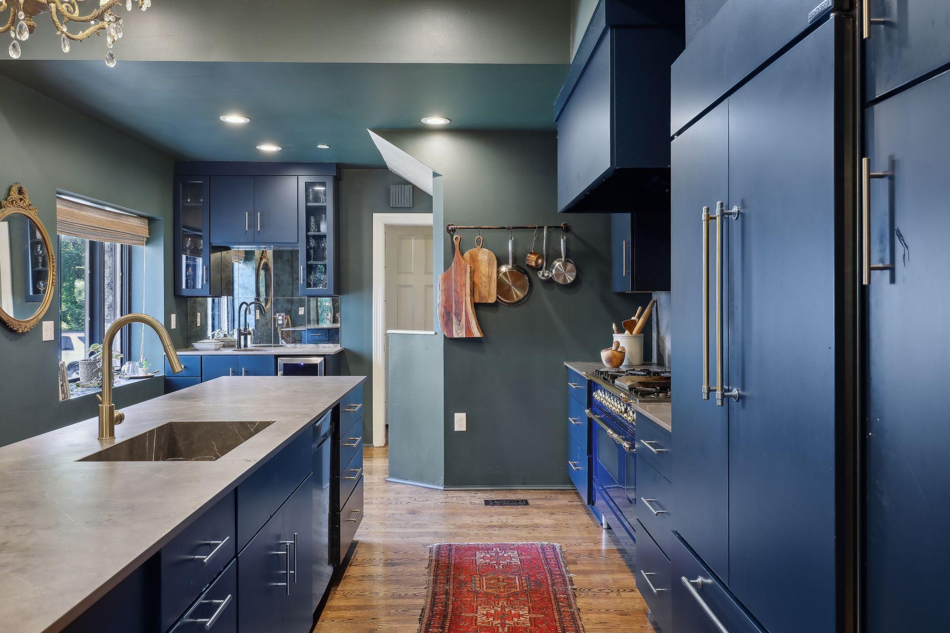 1606 Mount Curve Avenue