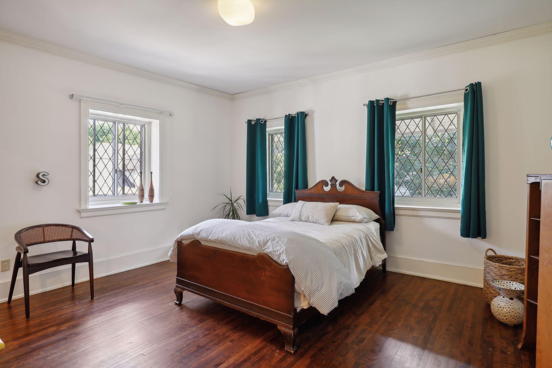 1606 Mount Curve Avenue