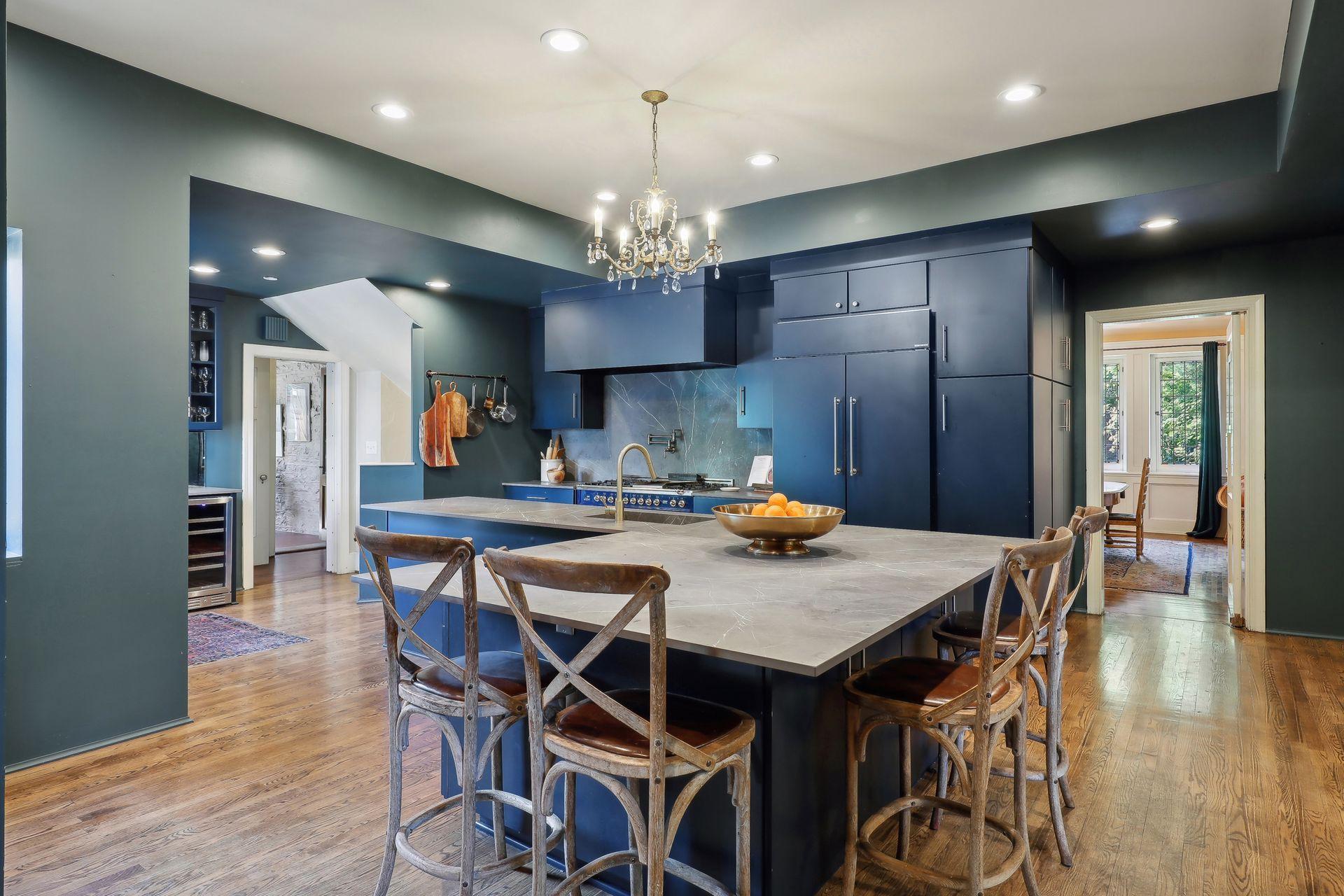 1606 Mount Curve Avenue