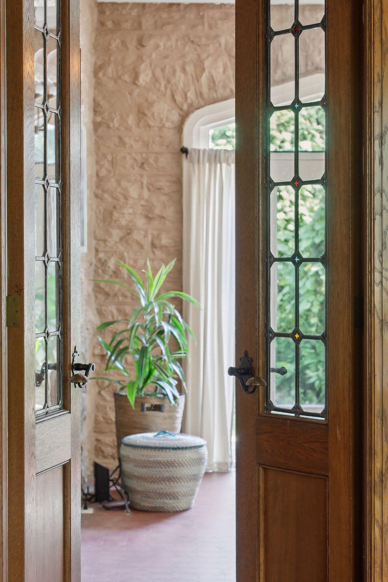 1606 Mount Curve Avenue