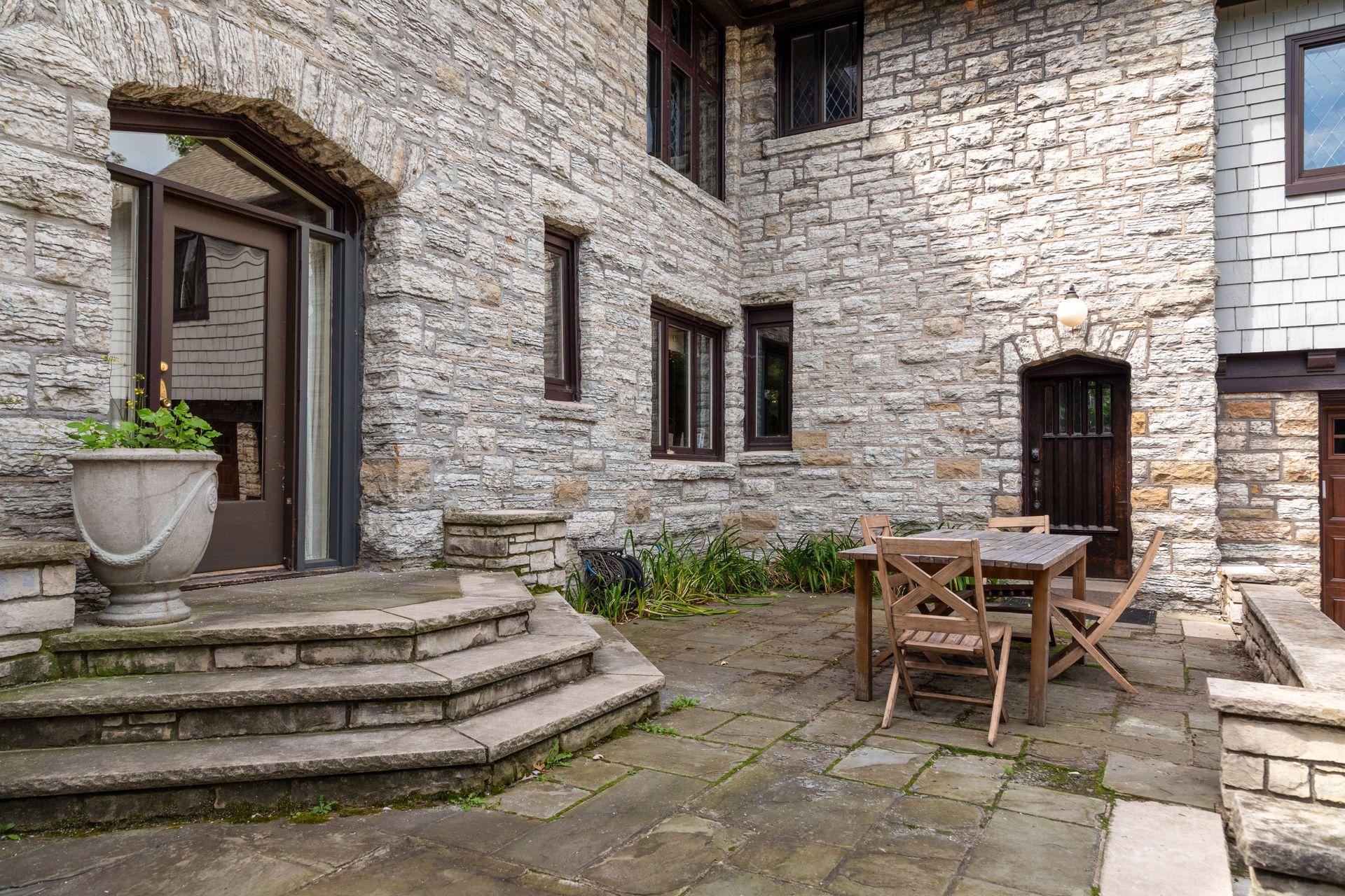 1606 Mount Curve Avenue