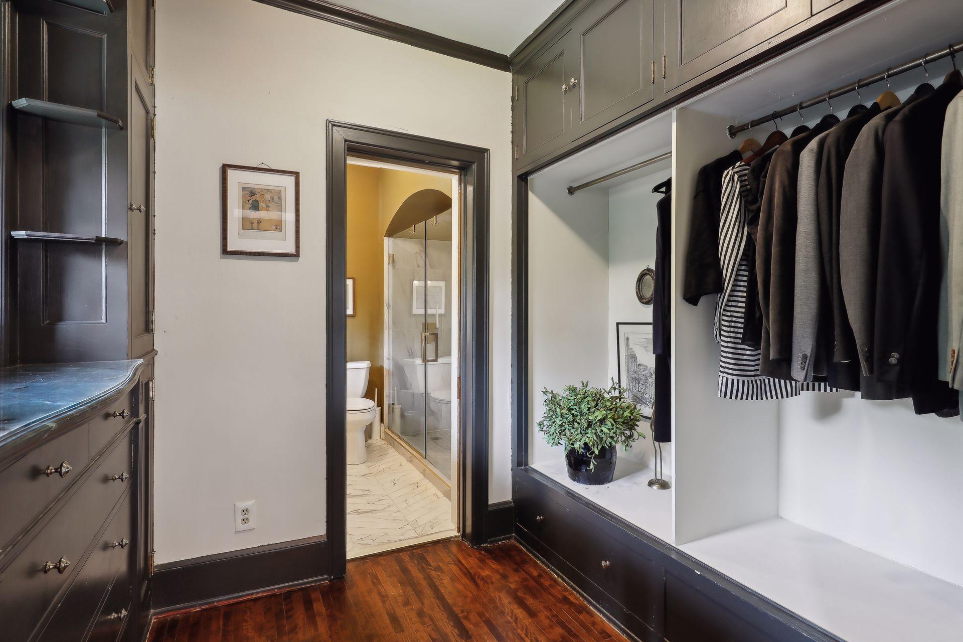 1606 Mount Curve Avenue