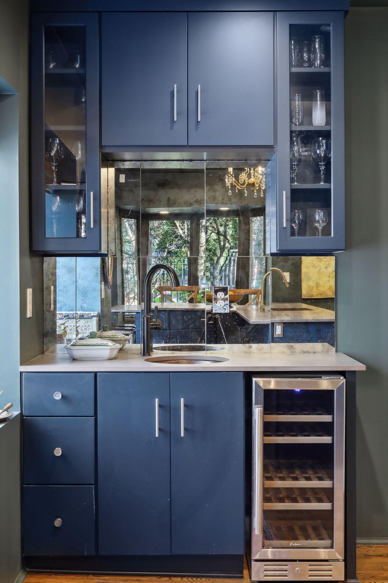 1606 Mount Curve Avenue