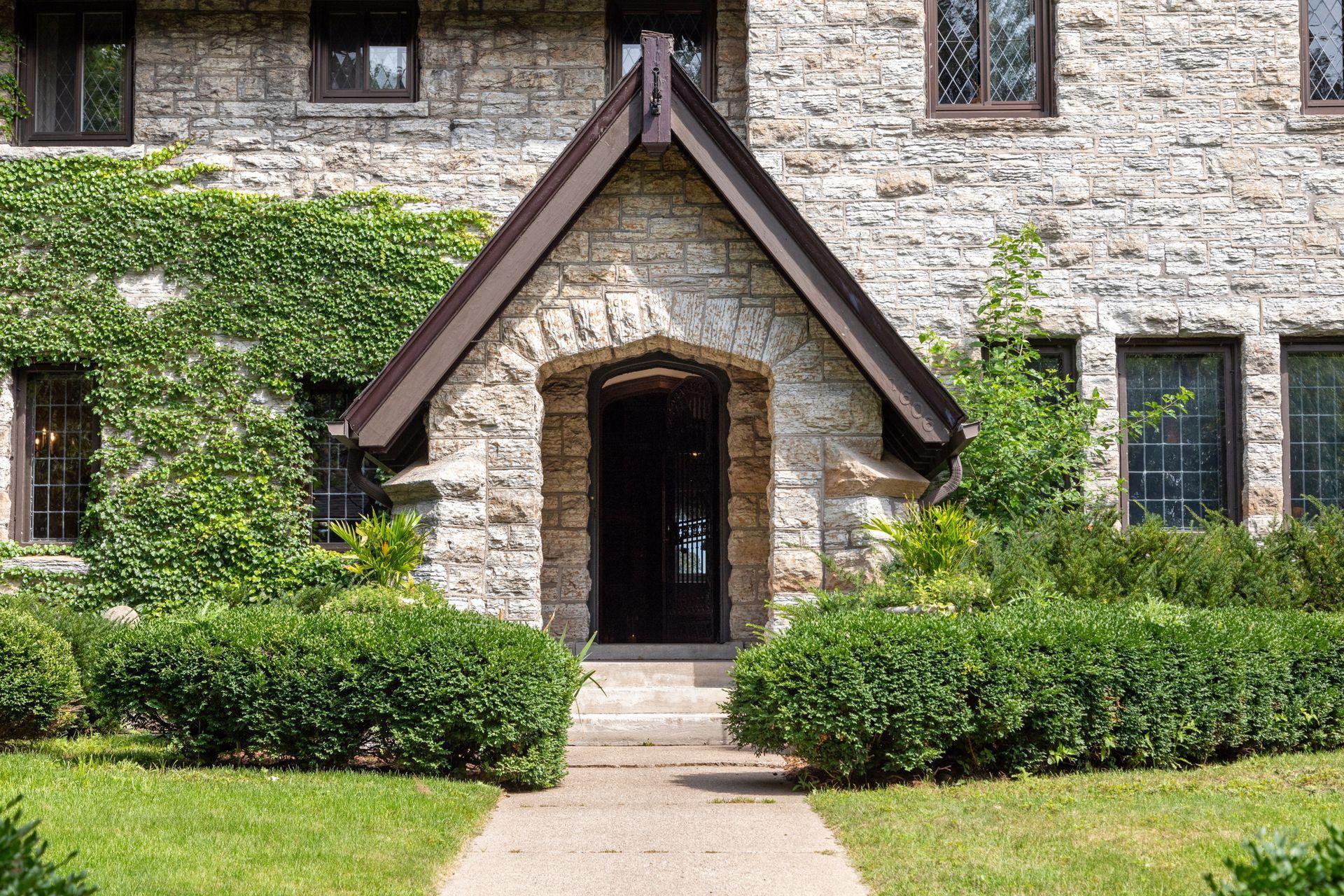 1606 Mount Curve Avenue