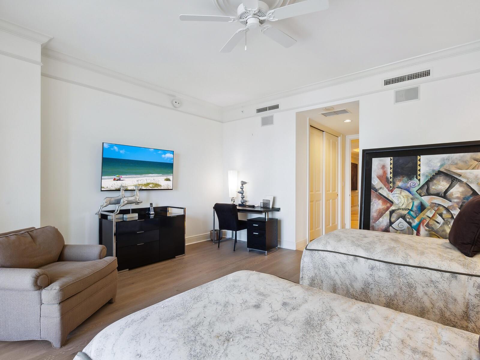 35 WATERGATE DR #1206