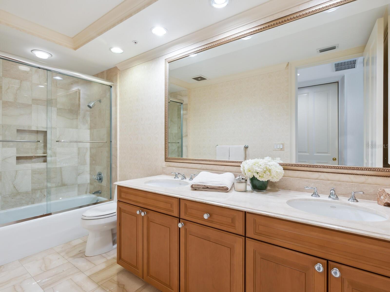 35 WATERGATE DR #1206