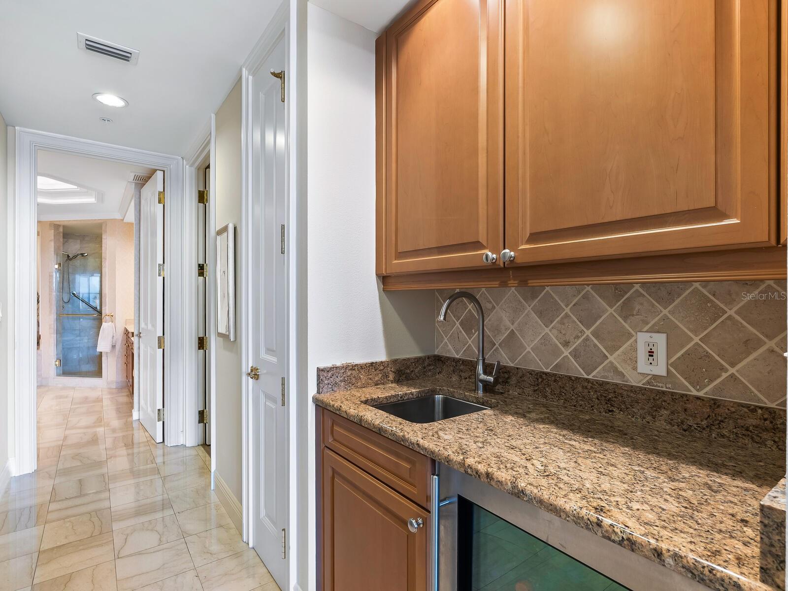 35 WATERGATE DR #1206