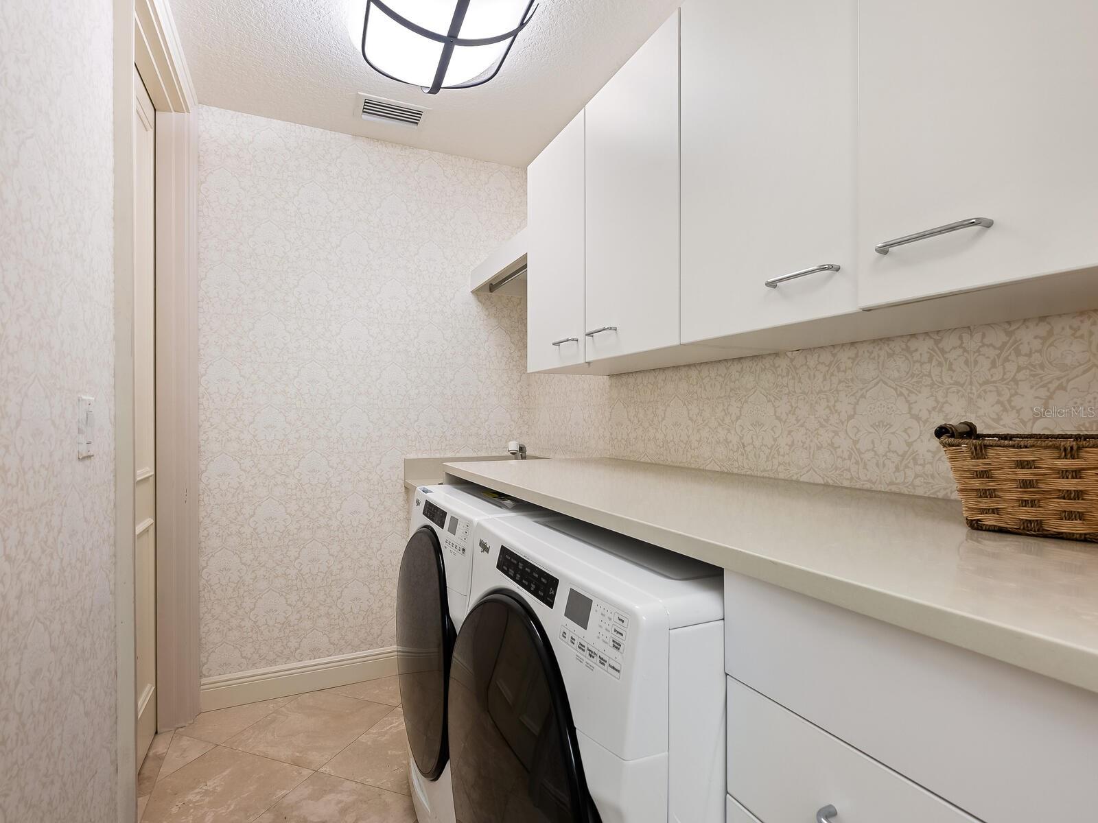 35 WATERGATE DR #1206