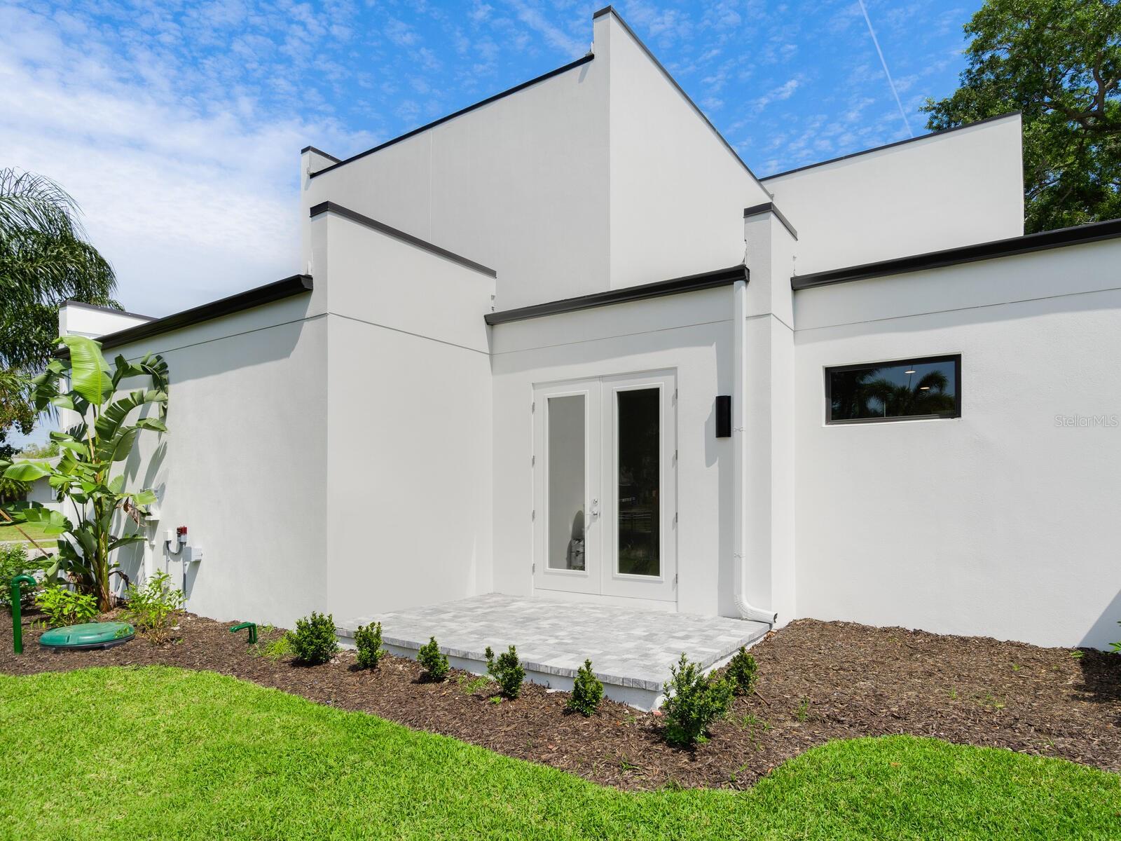 2208 BOUGAINVILLEA ST