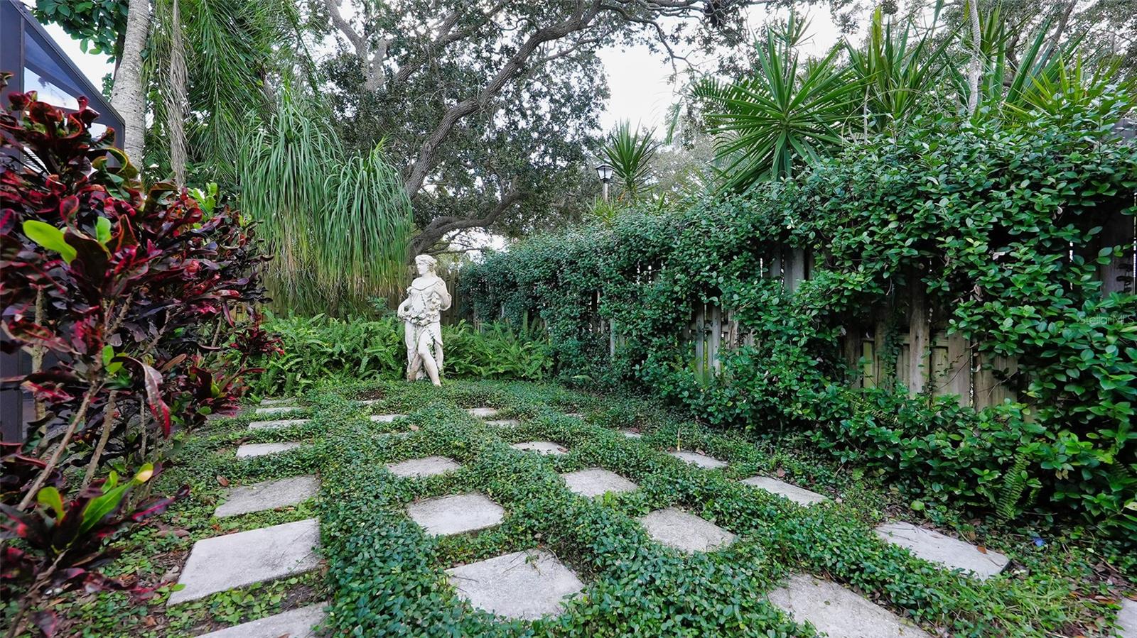 5104 FLICKER FIELD CIR