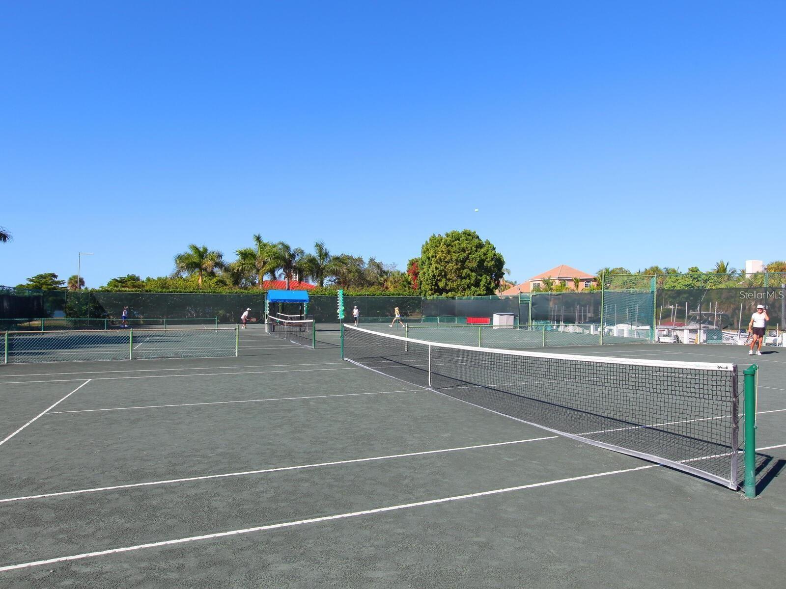 482 E ROYAL FLAMINGO DR