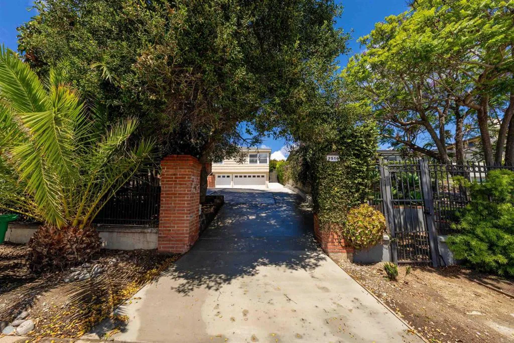 2516 Chatsworth Boulevard
