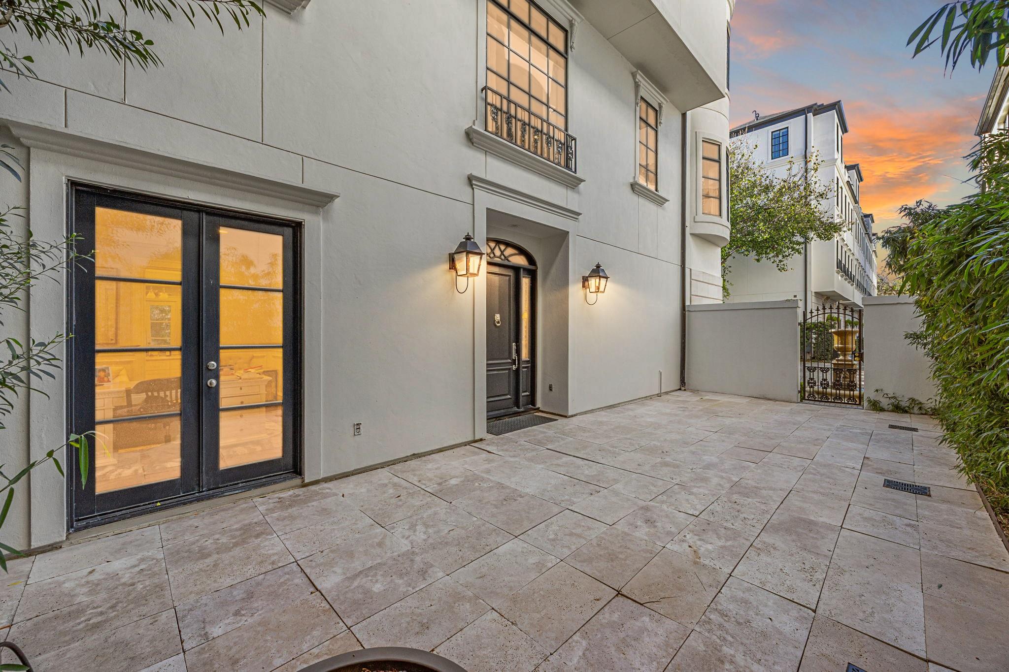 1723 Sunset Boulevard