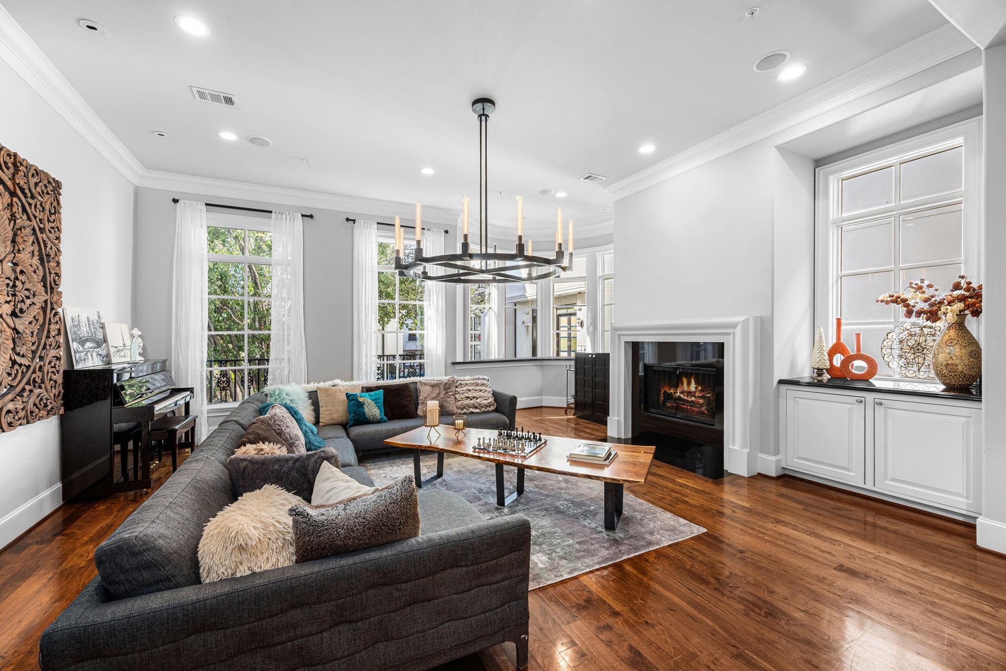 1723 Sunset Boulevard