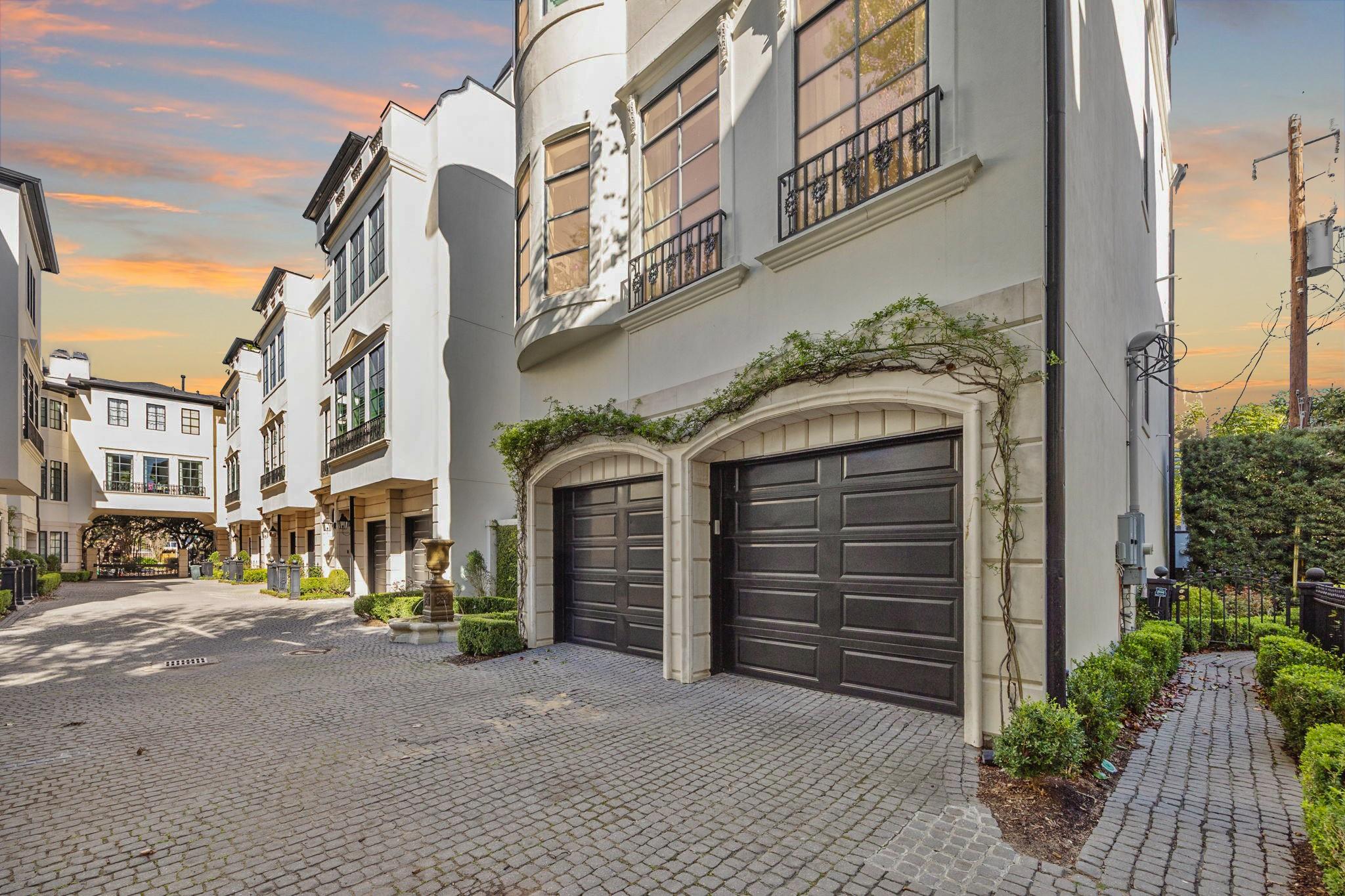 1723 Sunset Boulevard