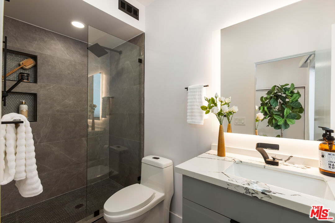 1210 N Kings Rd Unit: 101