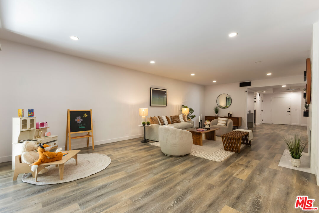 1210 N Kings Rd Unit: 101