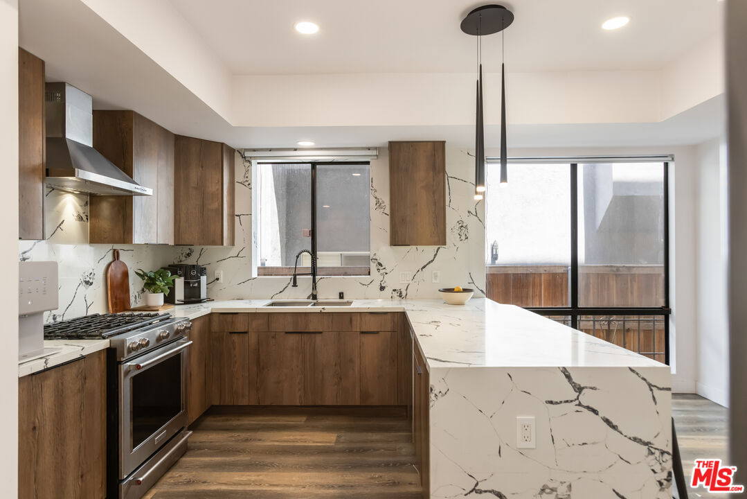 1210 N Kings Rd Unit: 101