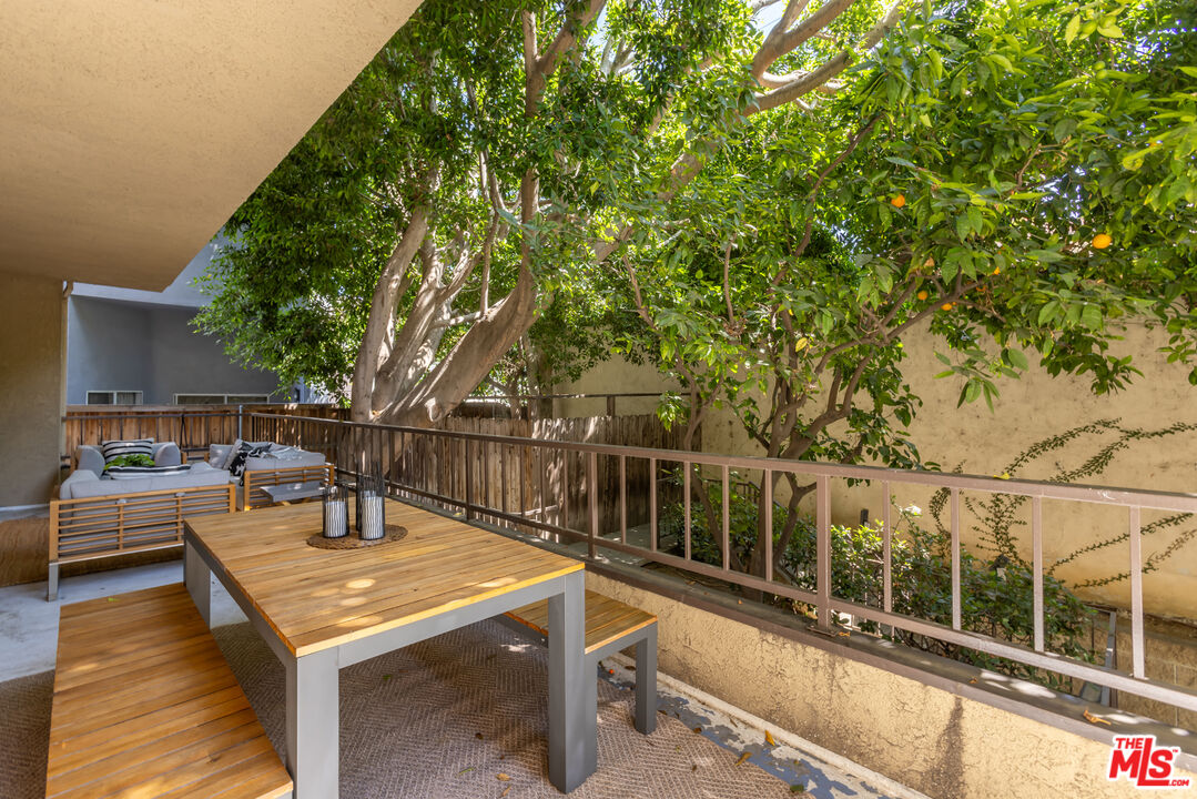 1210 N Kings Rd Unit: 101