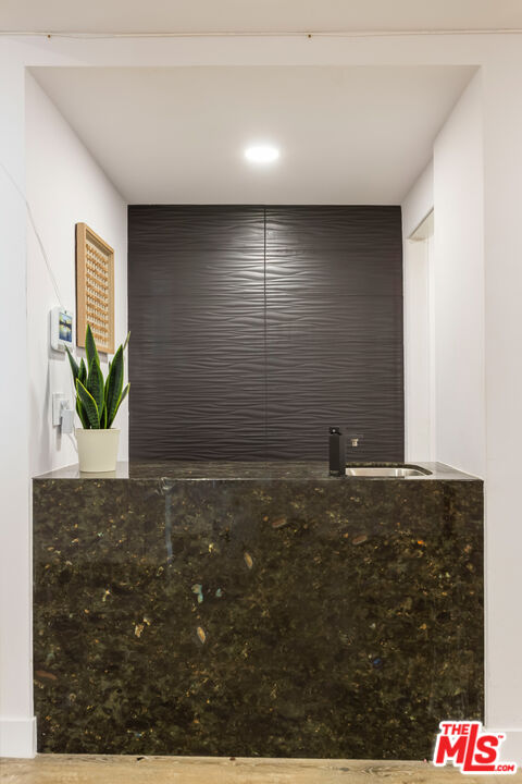 1210 N Kings Rd Unit: 101